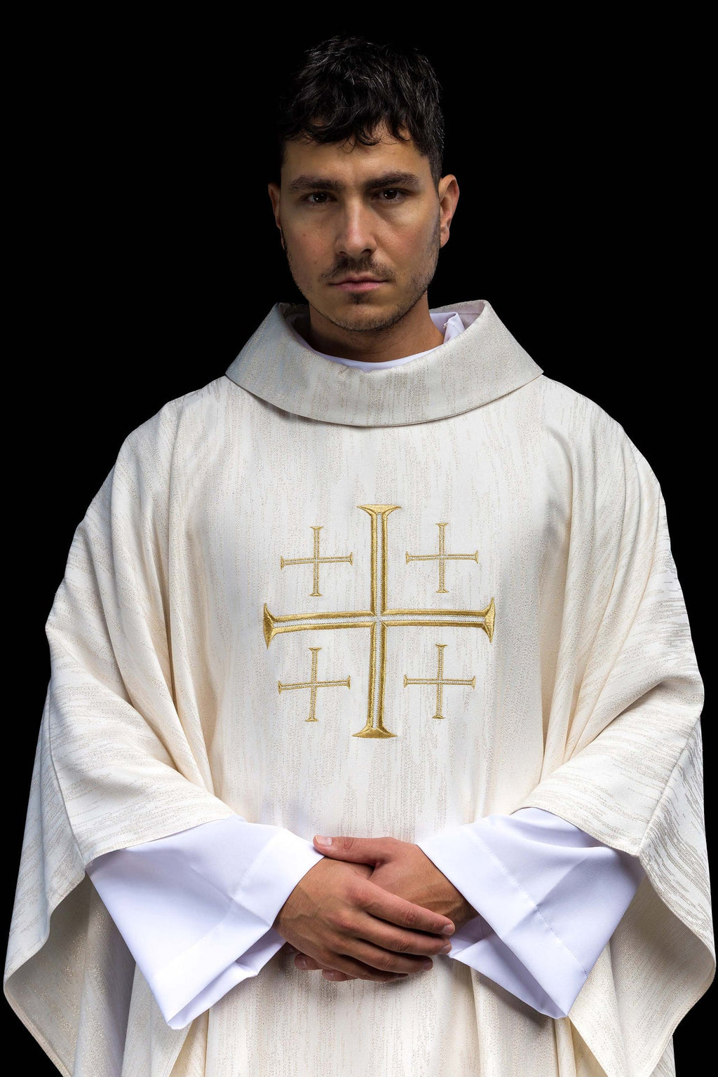 Chasuble brodée avec la Croix de Jérusalem – Écrue