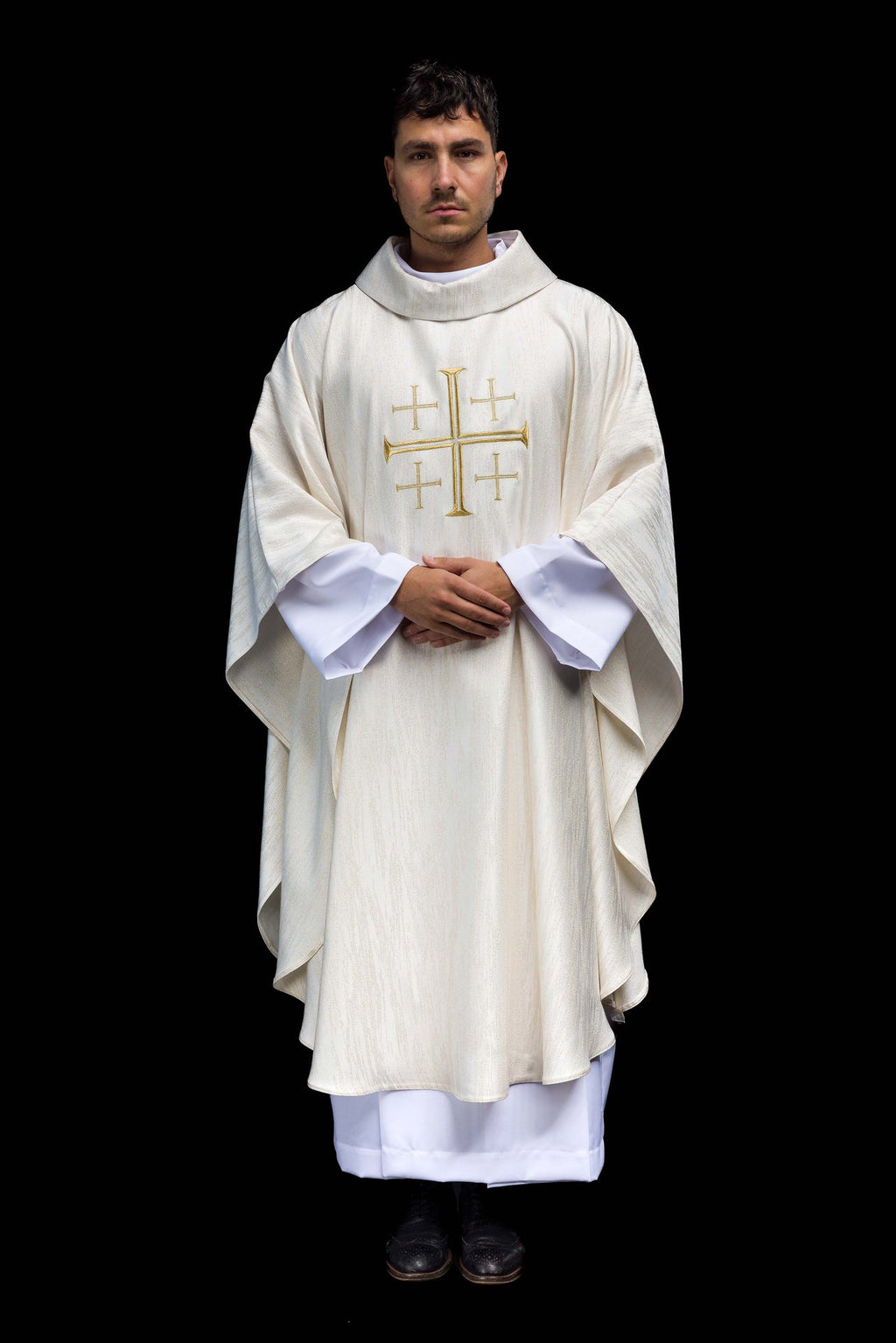 Chasuble brodée avec la Croix de Jérusalem – Écrue