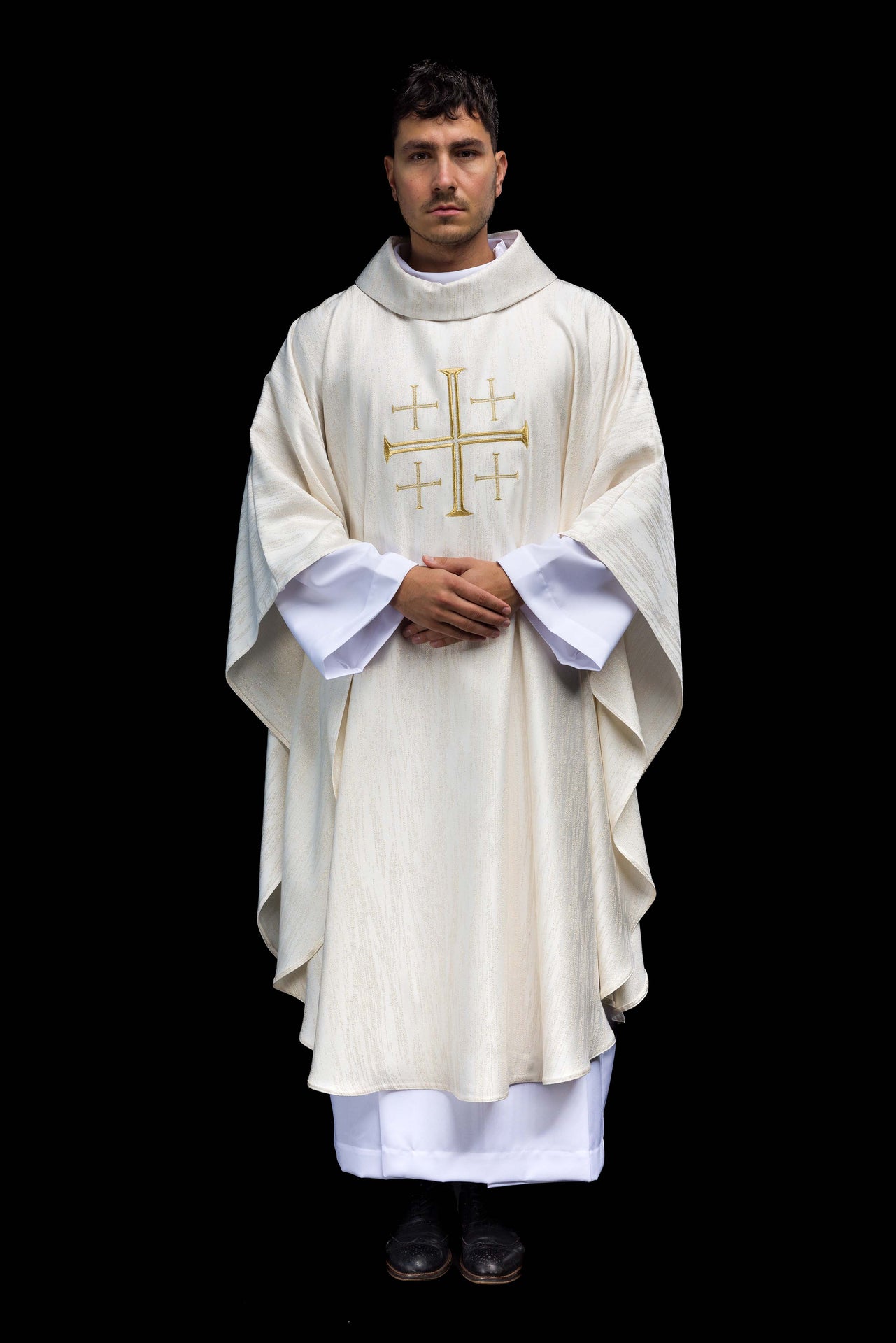 Chasuble brodée avec la Croix de Jérusalem – Écrue