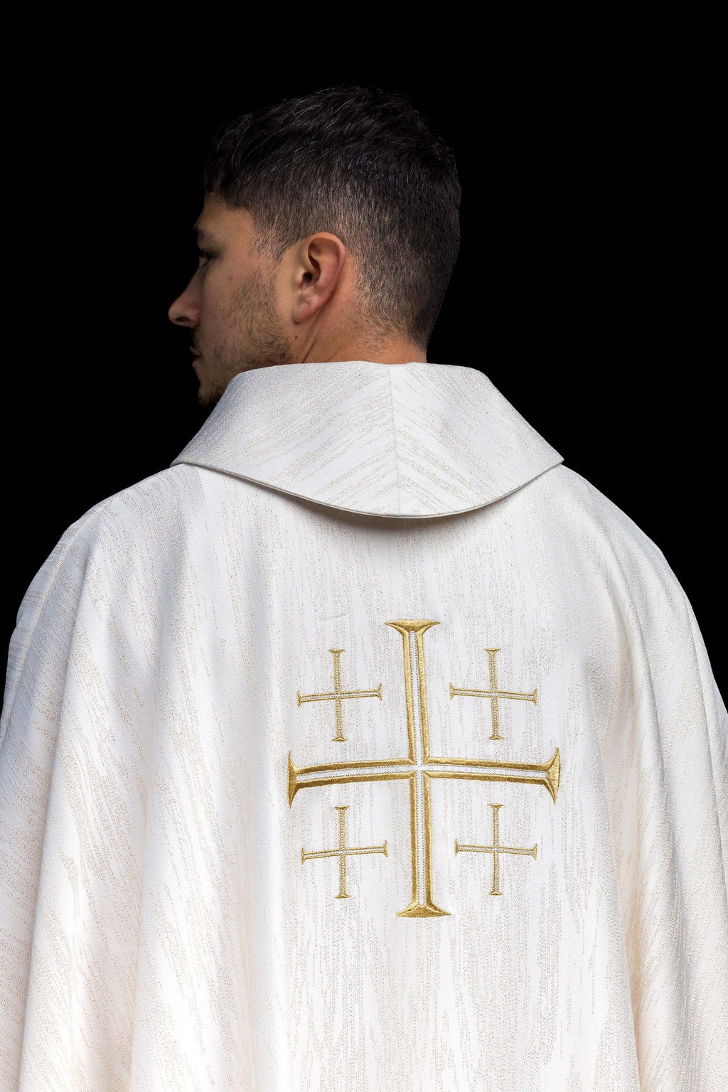 Chasuble brodée avec la Croix de Jérusalem – Écrue