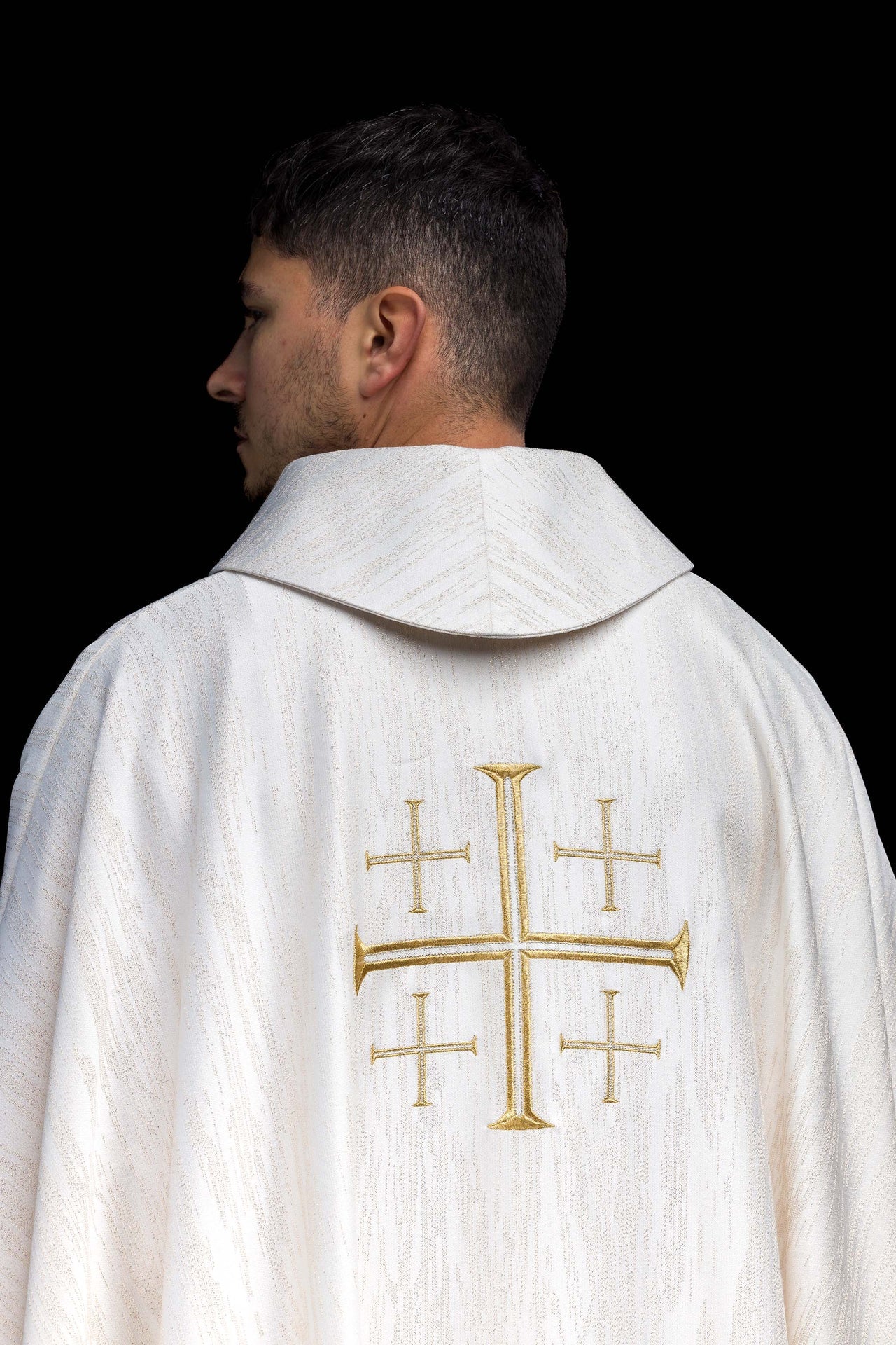 Chasuble brodée avec la Croix de Jérusalem – Écrue