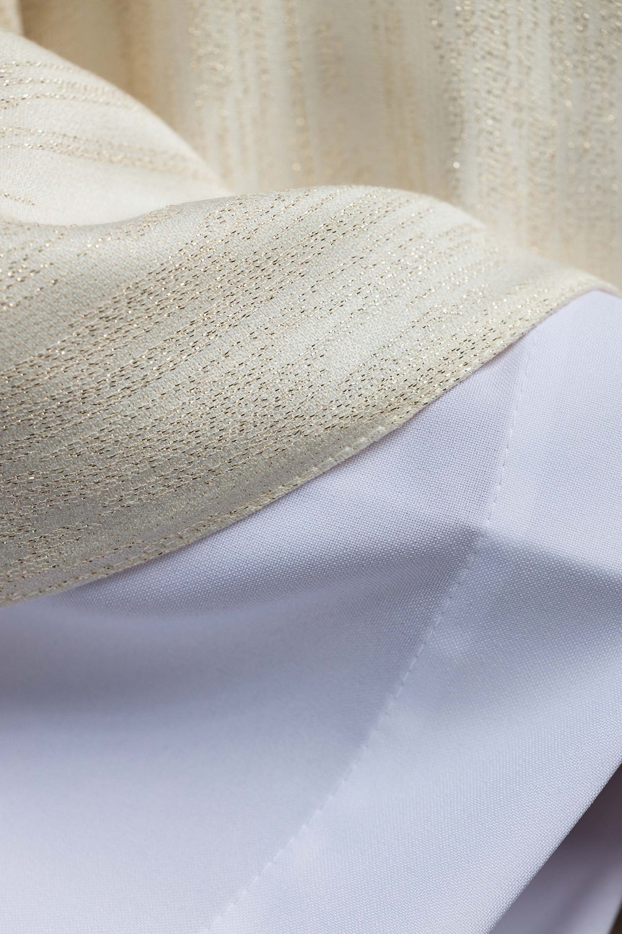 Chasuble brodée avec la Croix de Jérusalem – Écrue