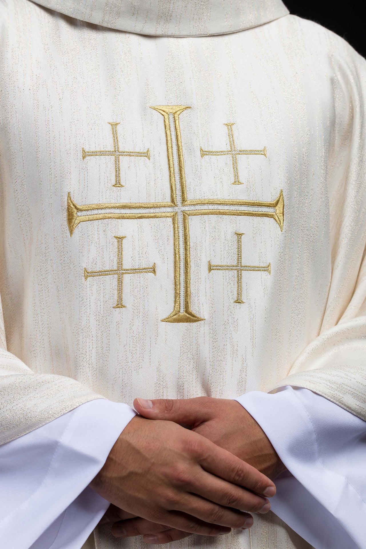 Chasuble brodée avec la Croix de Jérusalem – Écrue