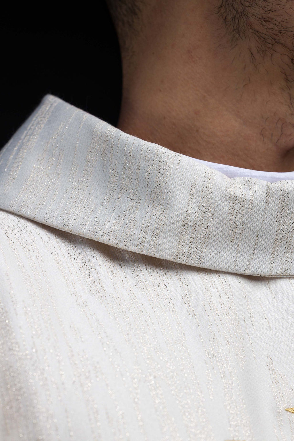 Chasuble brodée avec la Croix de Jérusalem – Écrue