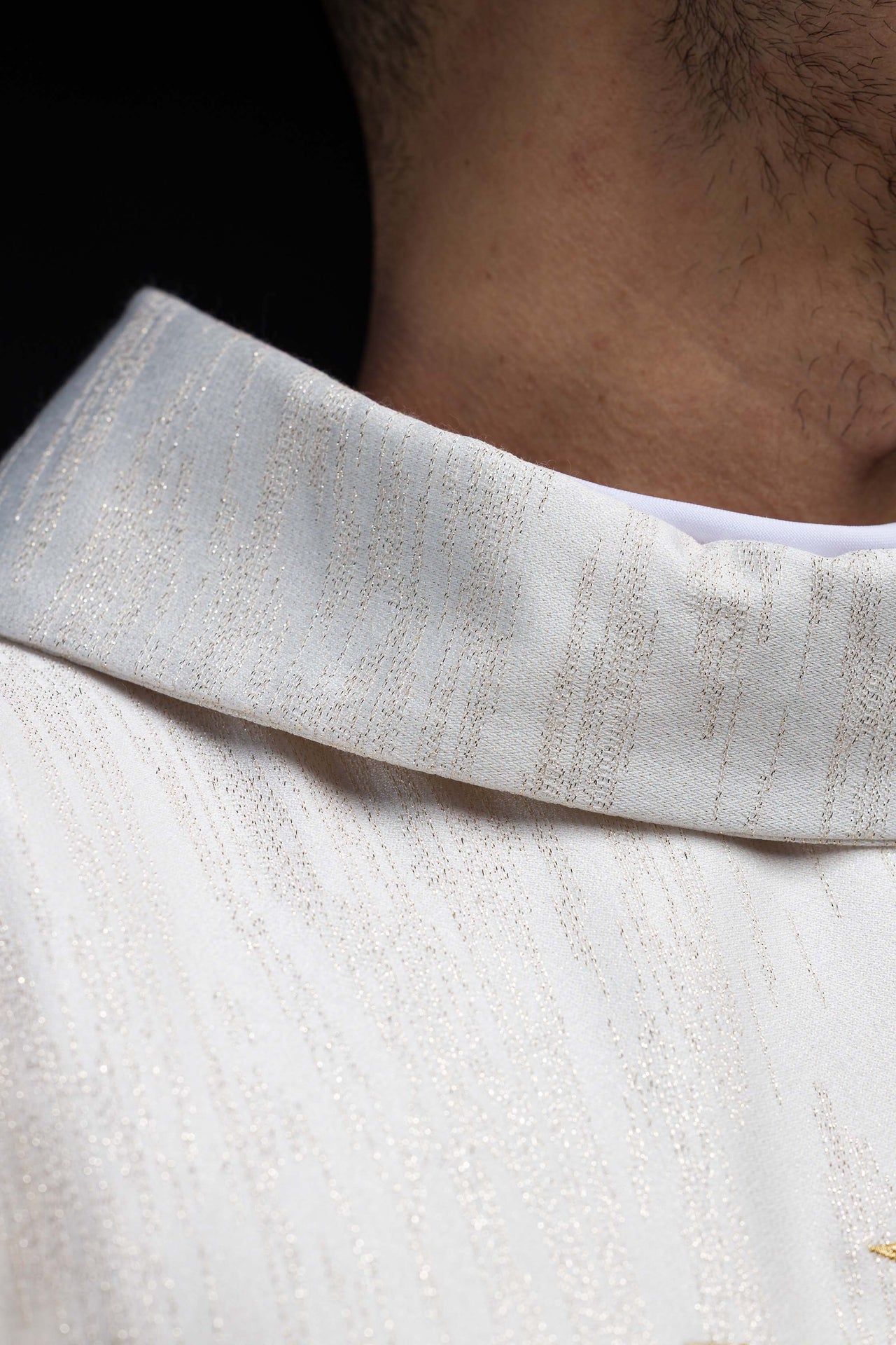 Chasuble brodée avec la Croix de Jérusalem – Écrue