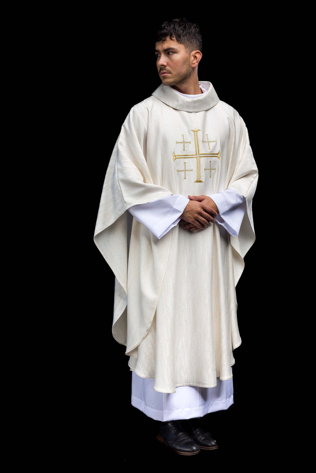 Chasuble brodée avec la Croix de Jérusalem – Écrue