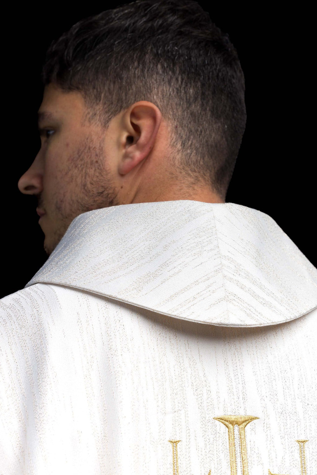 Chasuble brodée avec la Croix de Jérusalem – Écrue