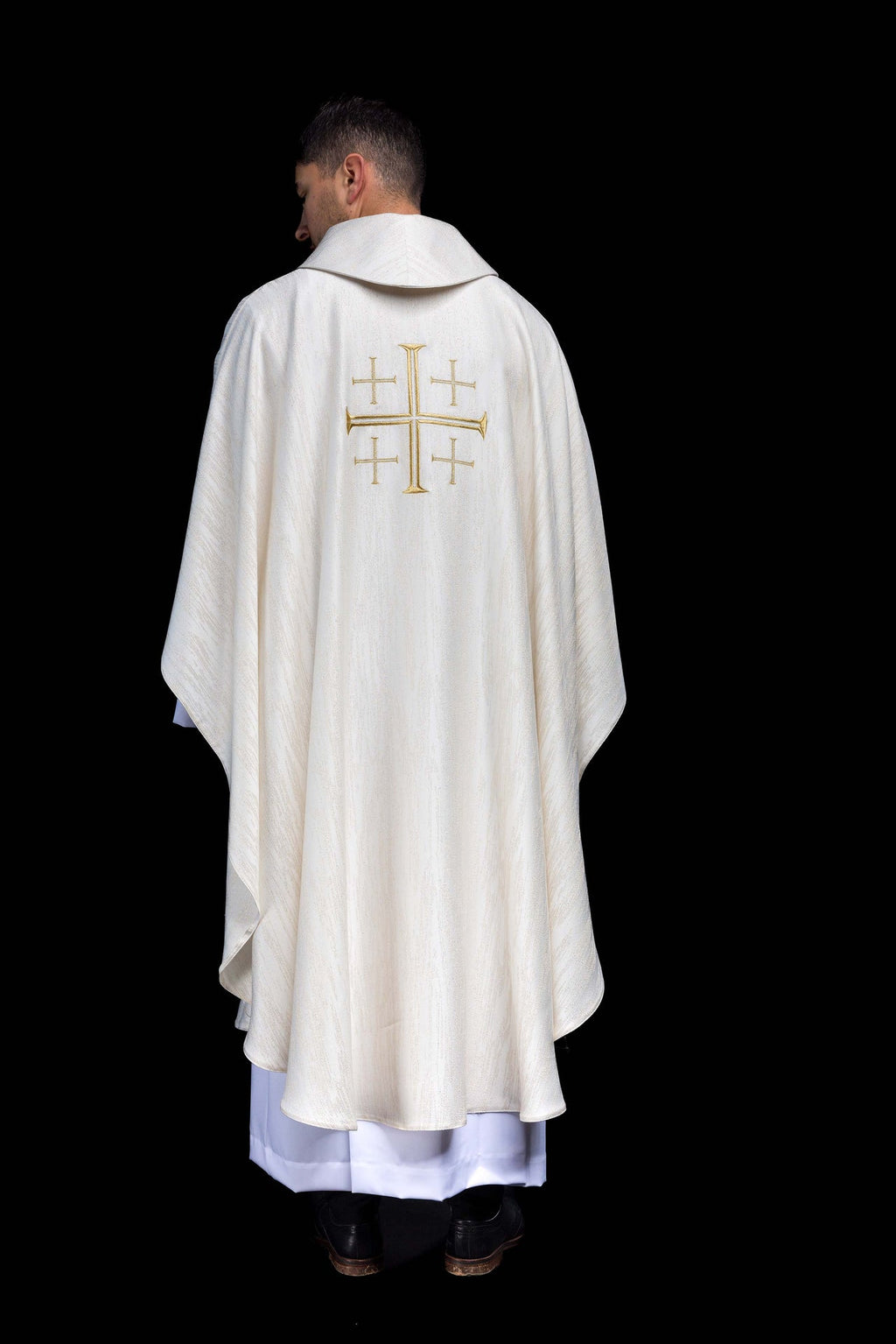 Chasuble brodée avec la Croix de Jérusalem – Écrue