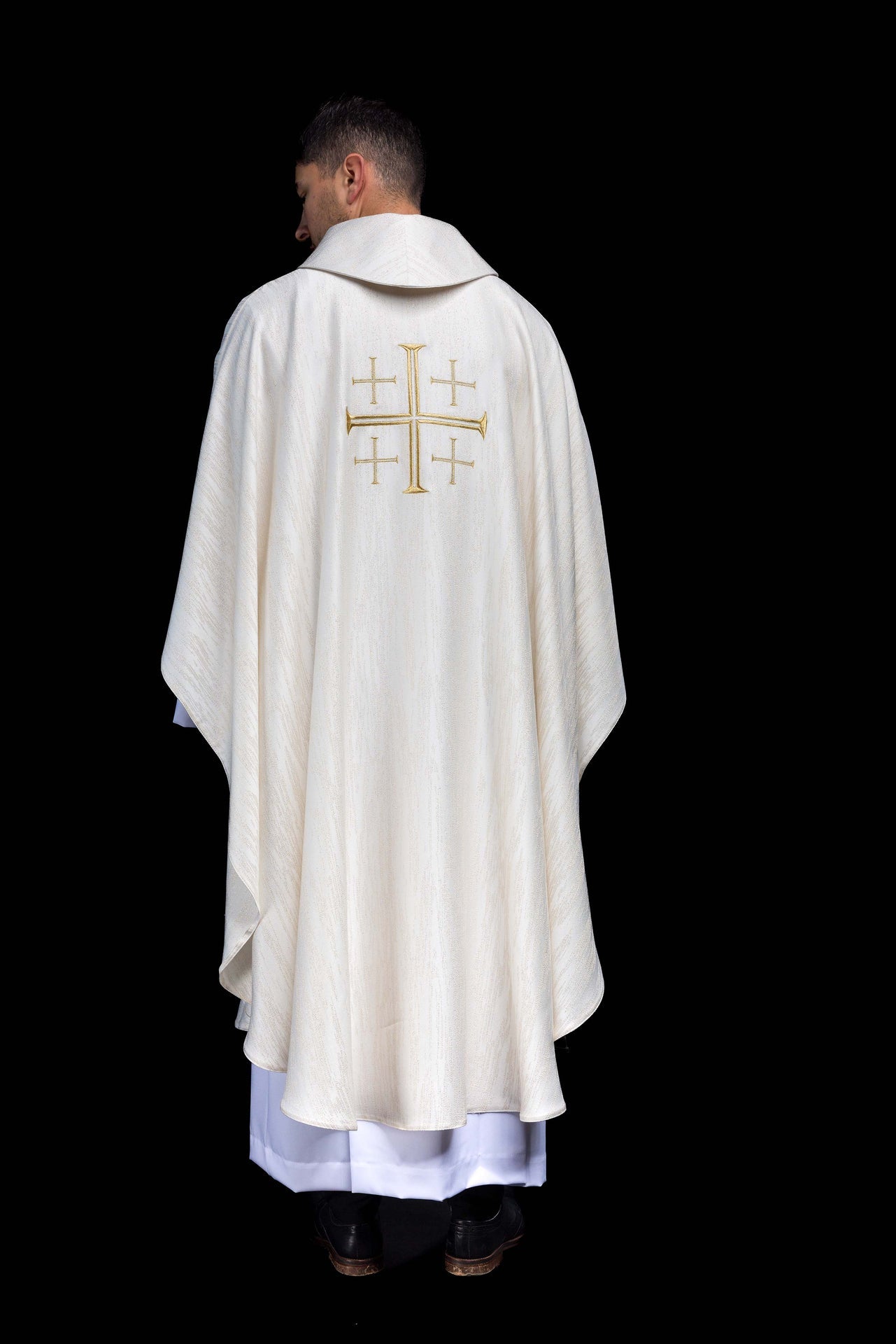 Chasuble brodée avec la Croix de Jérusalem – Écrue