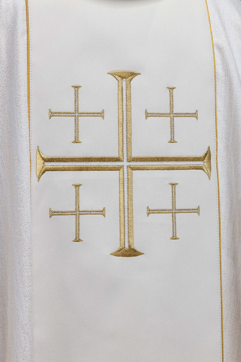 Chasuble brodée avec bande et Croix de Jérusalem – Écrue