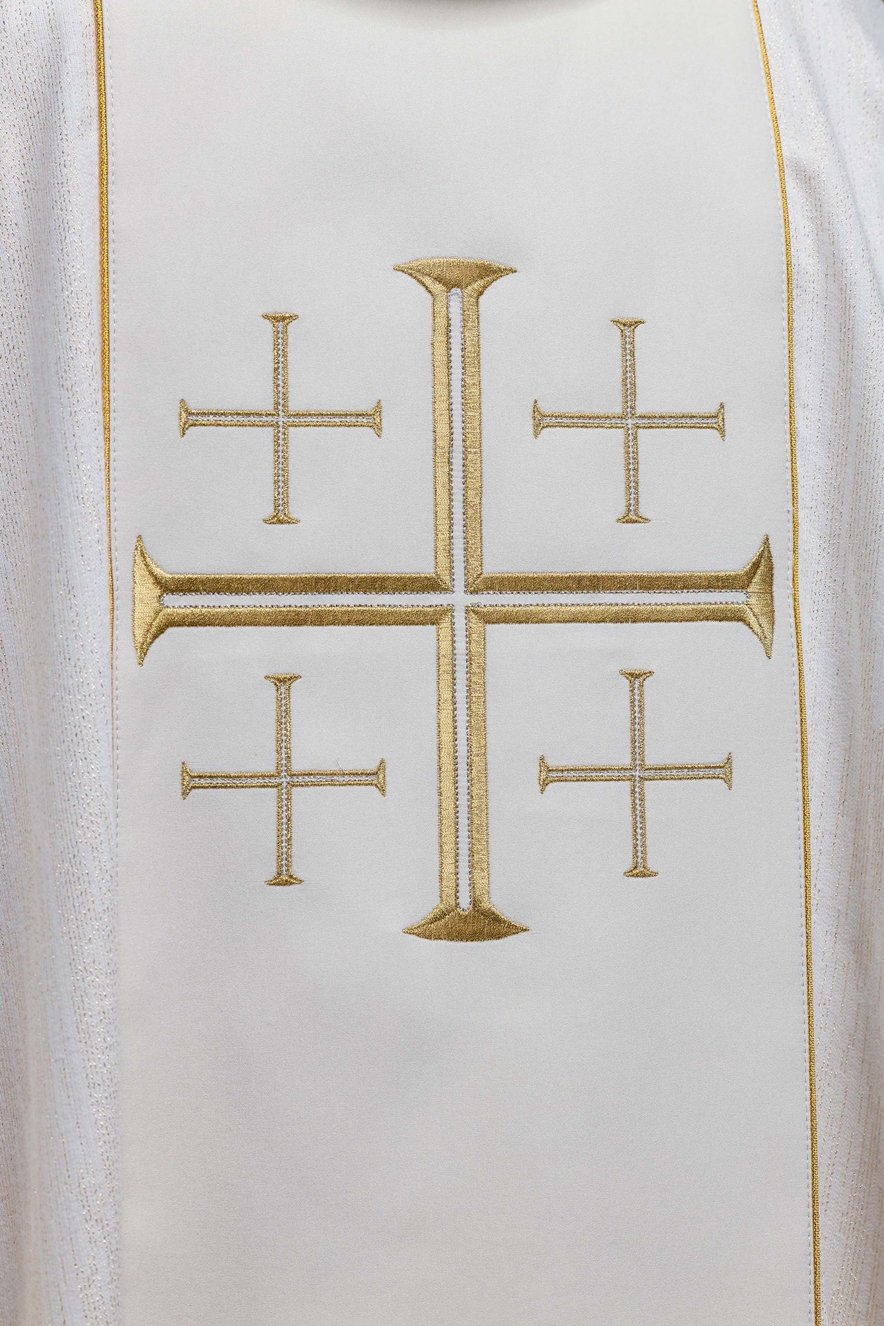 Chasuble brodée avec bande et Croix de Jérusalem – Écrue