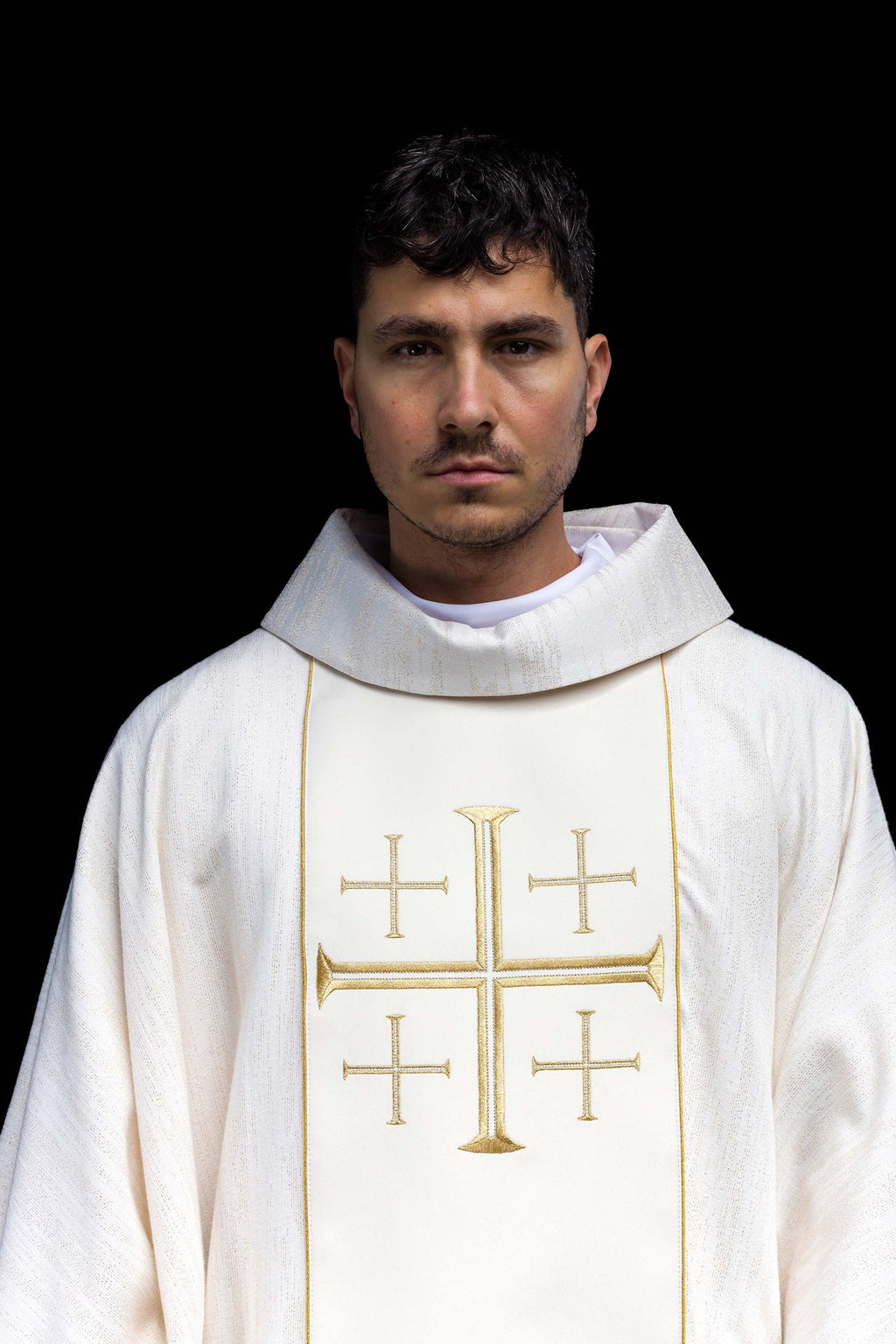Chasuble brodée avec bande et Croix de Jérusalem – Écrue