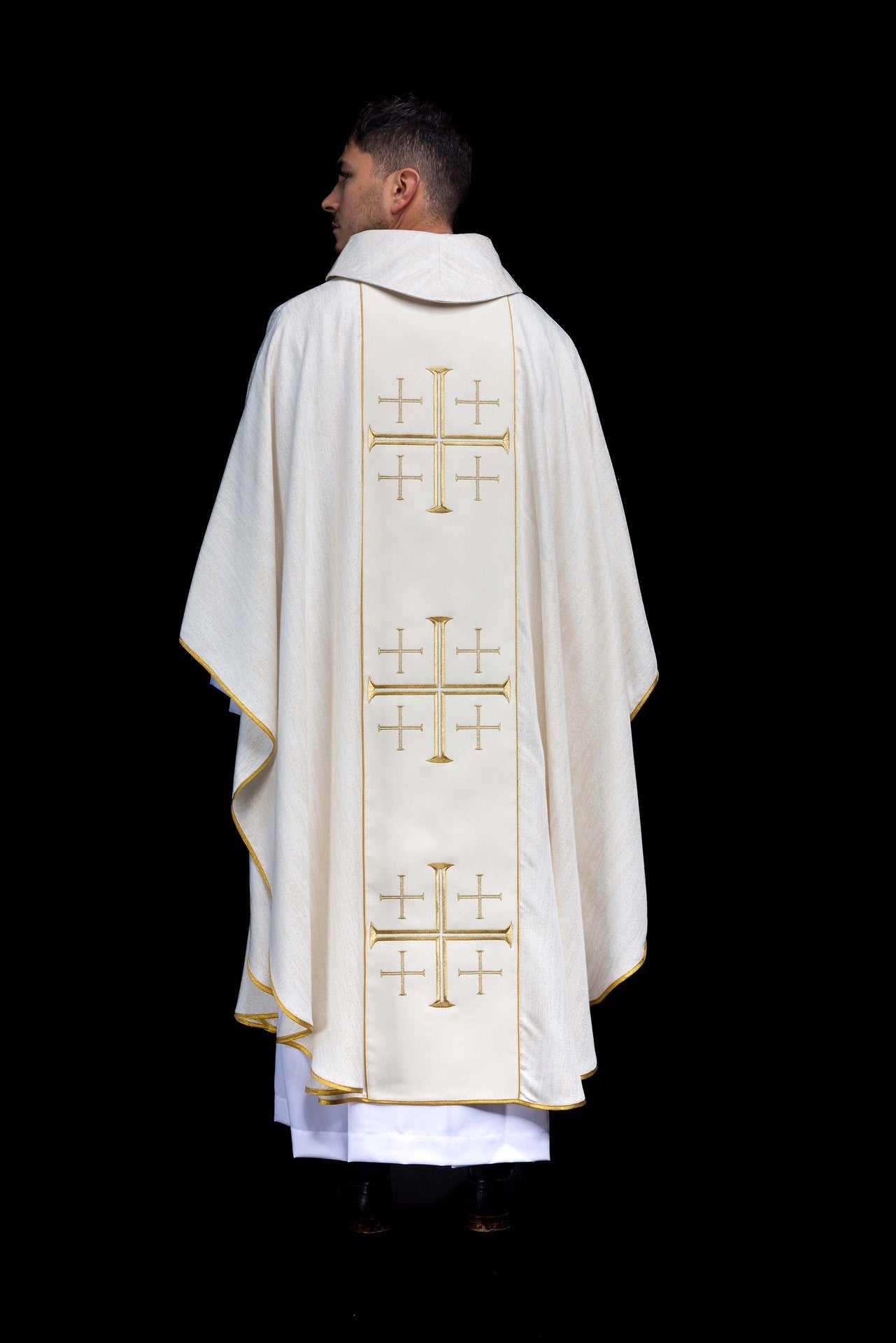 Chasuble brodée avec bande et Croix de Jérusalem – Écrue