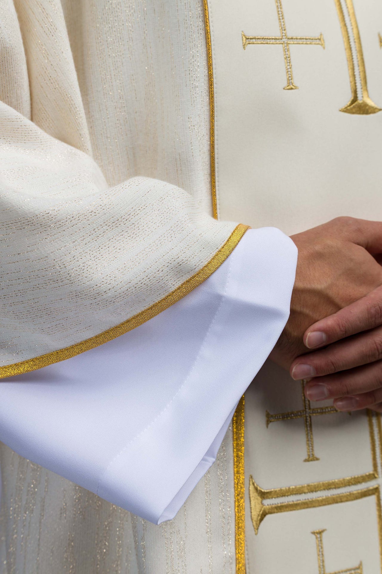 Chasuble brodée avec bande et Croix de Jérusalem – Écrue