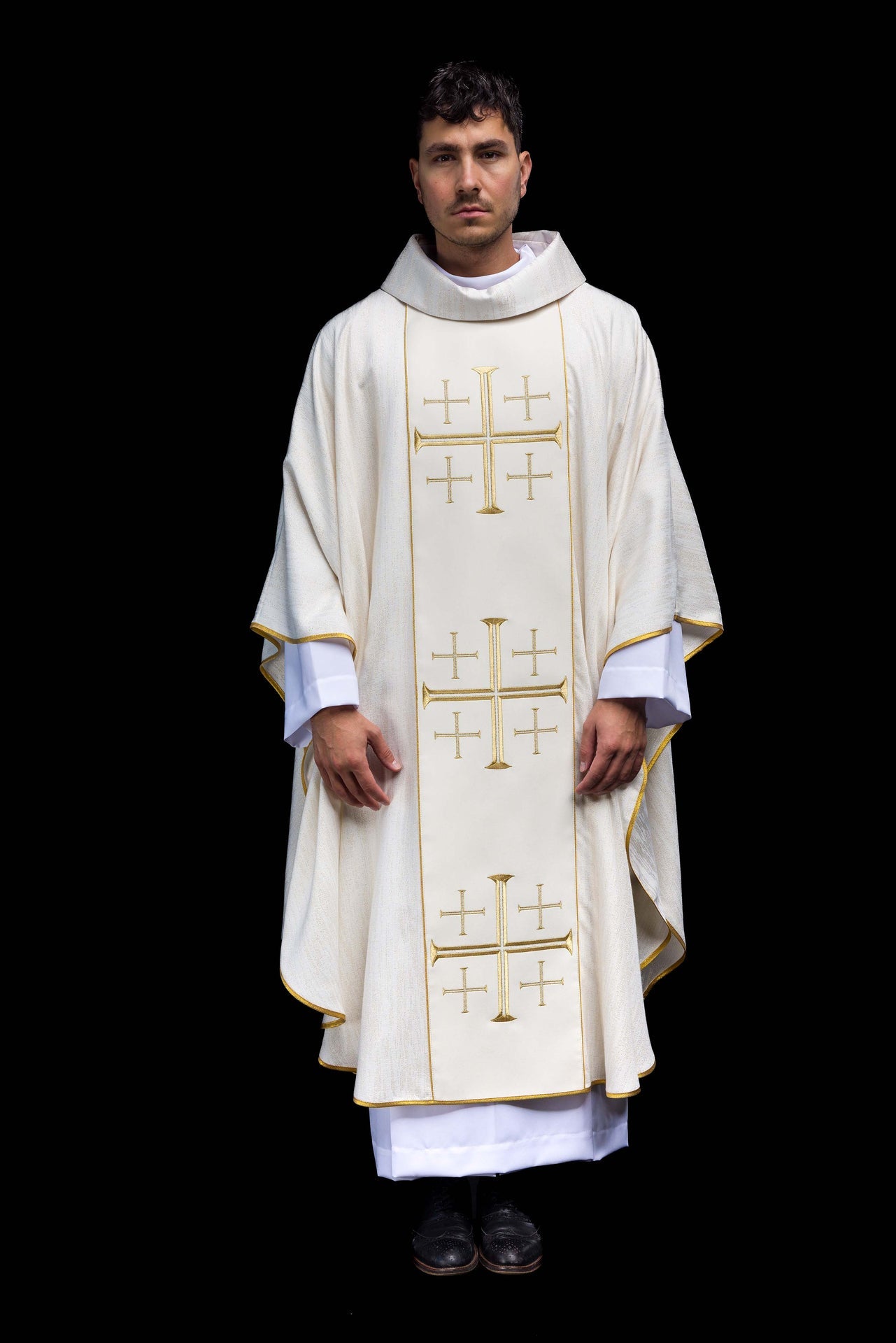 Chasuble brodée avec bande et Croix de Jérusalem – Écrue