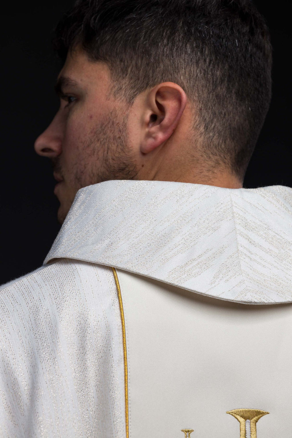 Chasuble brodée avec bande et Croix de Jérusalem – Écrue