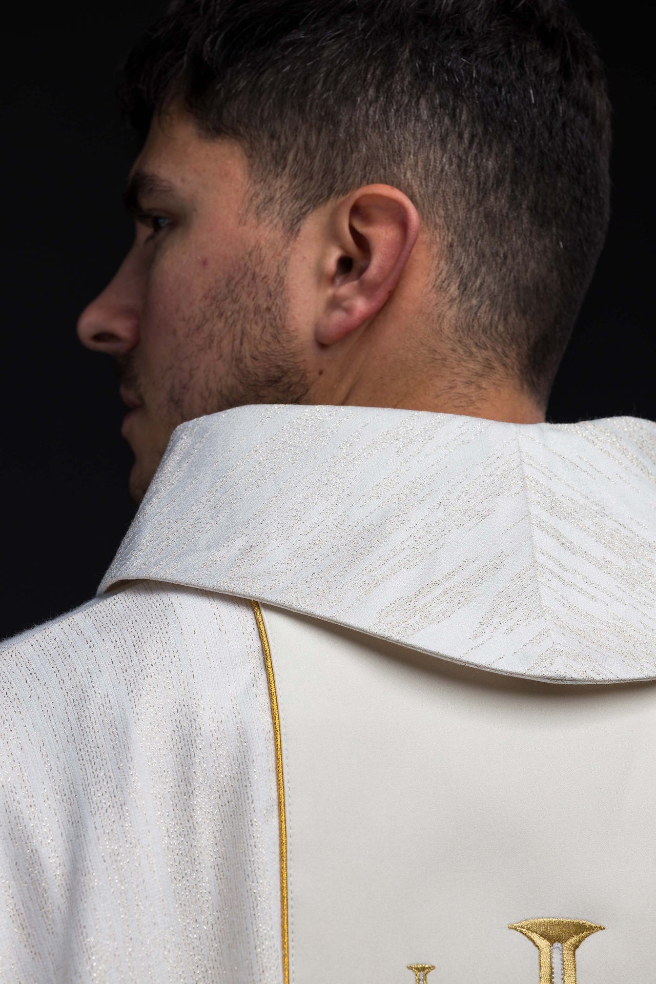 Chasuble brodée avec bande et Croix de Jérusalem – Écrue