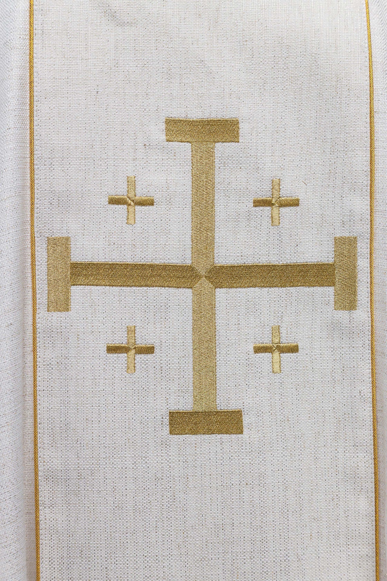 Chasuble brodée avec la Croix de Jérusalem – Écrue