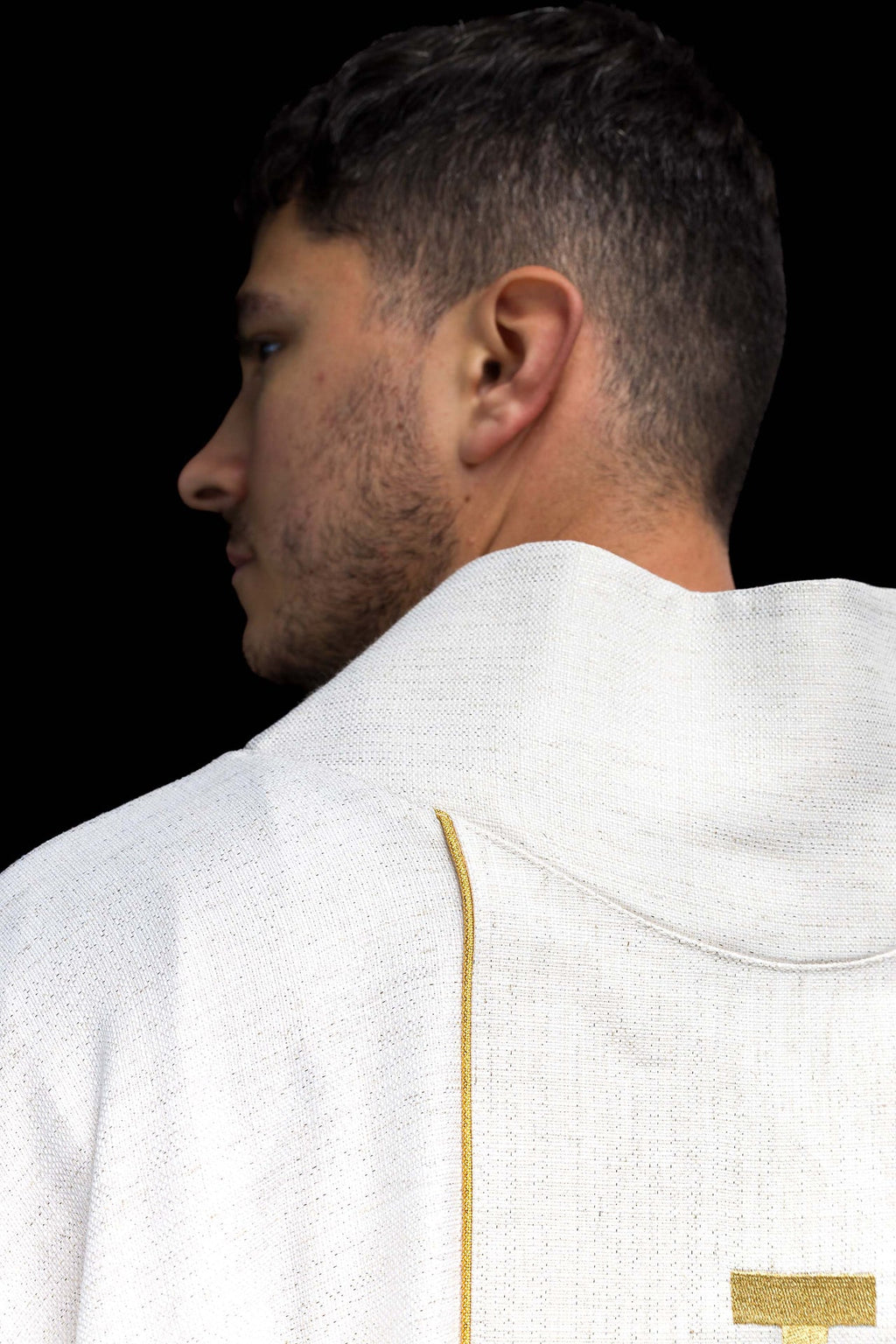 Chasuble brodée avec la Croix de Jérusalem – Écrue