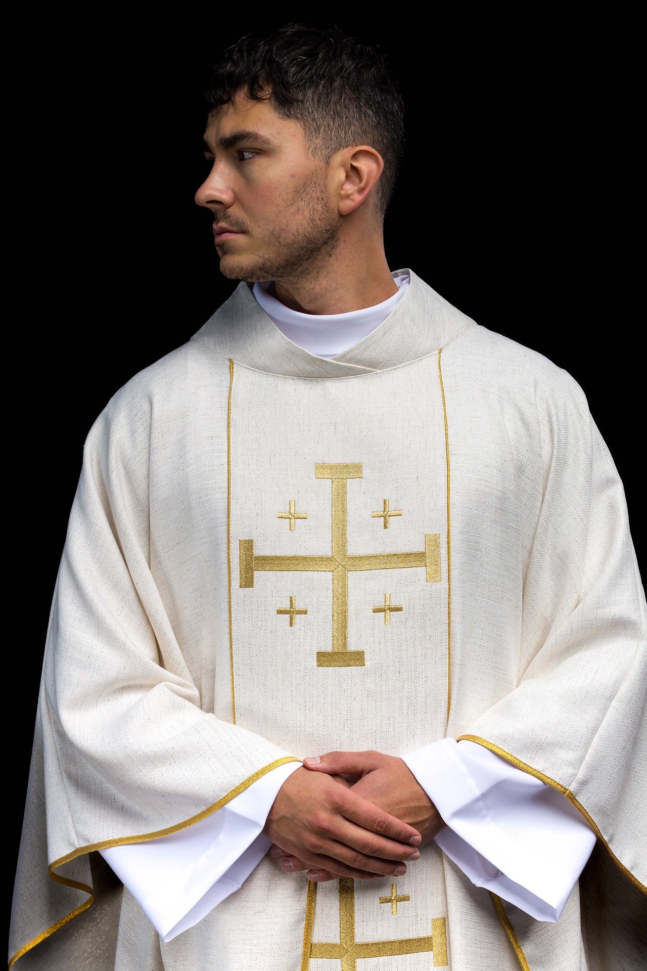 Chasuble brodée avec la Croix de Jérusalem – Écrue