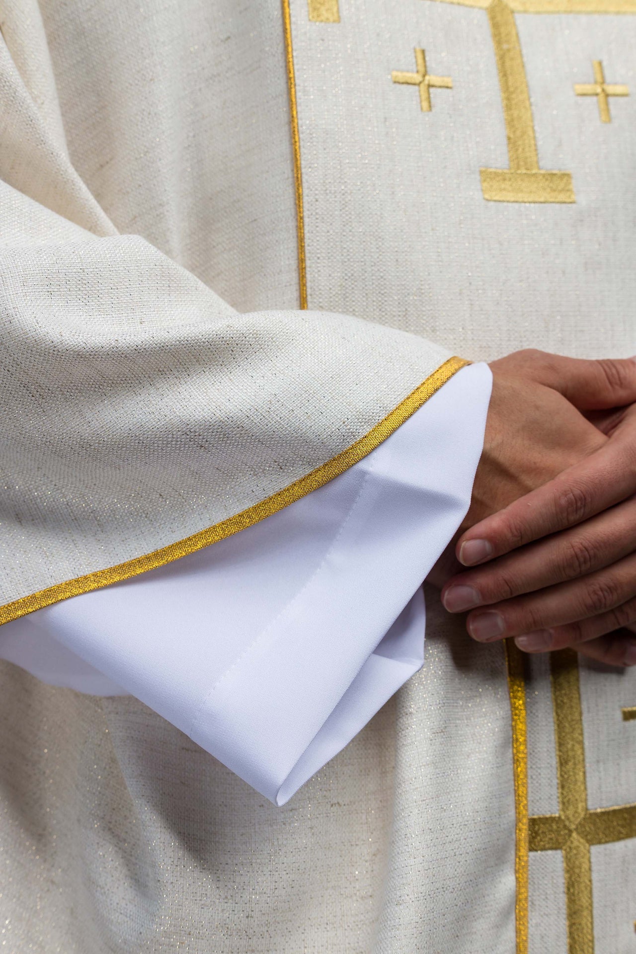Chasuble brodée avec la Croix de Jérusalem – Écrue