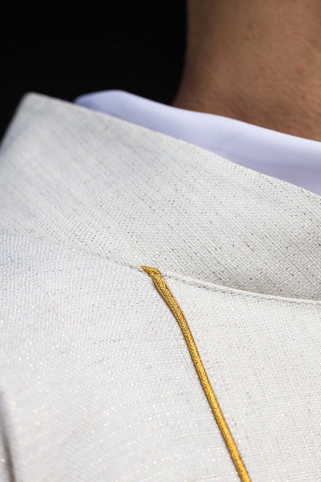 Chasuble brodée avec la Croix de Jérusalem – Écrue