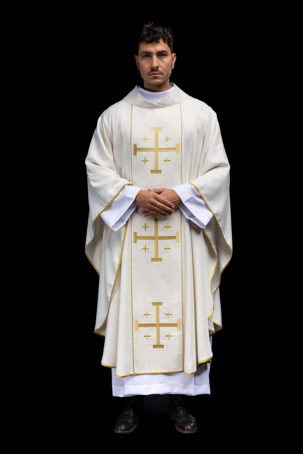Chasuble brodée avec la Croix de Jérusalem – Écrue