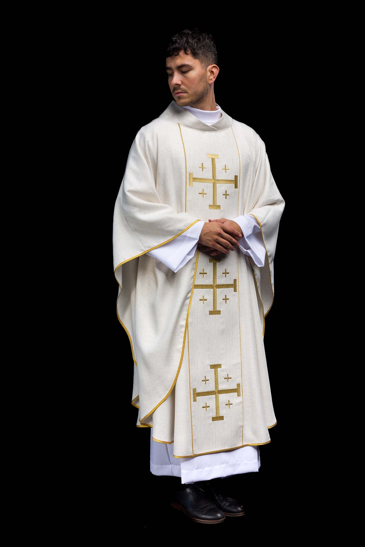 Chasuble brodée avec la Croix de Jérusalem – Écrue