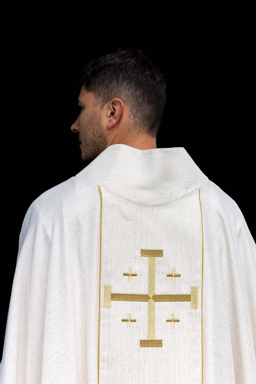 Chasuble brodée avec la Croix de Jérusalem – Écrue