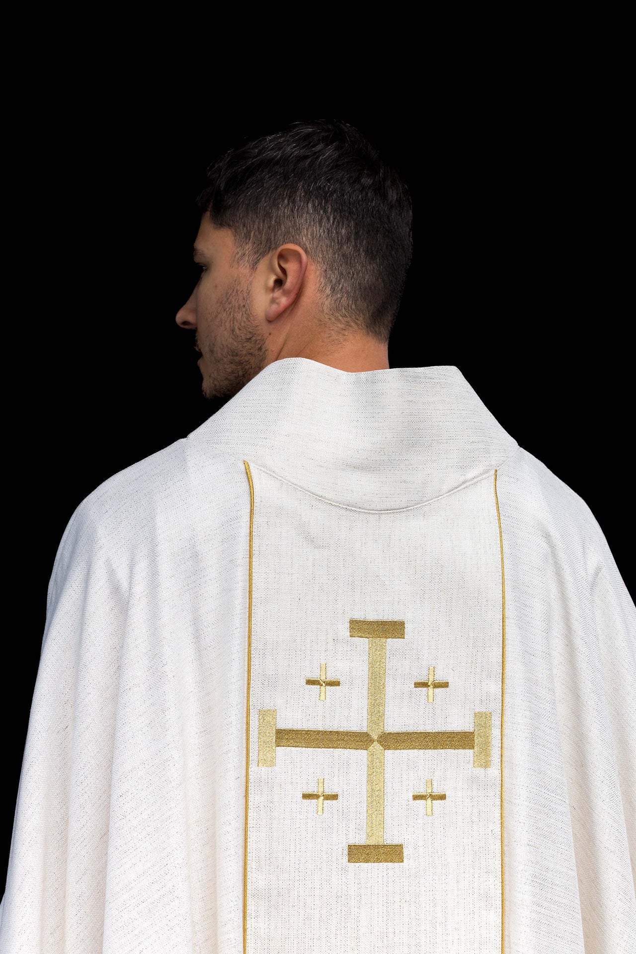 Chasuble brodée avec la Croix de Jérusalem – Écrue