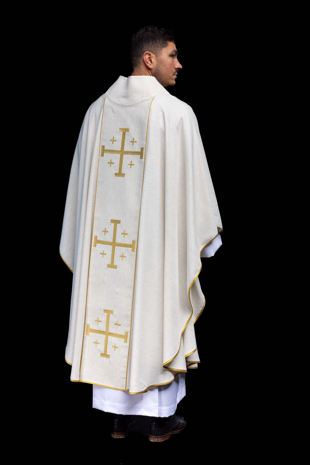 Chasuble brodée avec la Croix de Jérusalem – Écrue