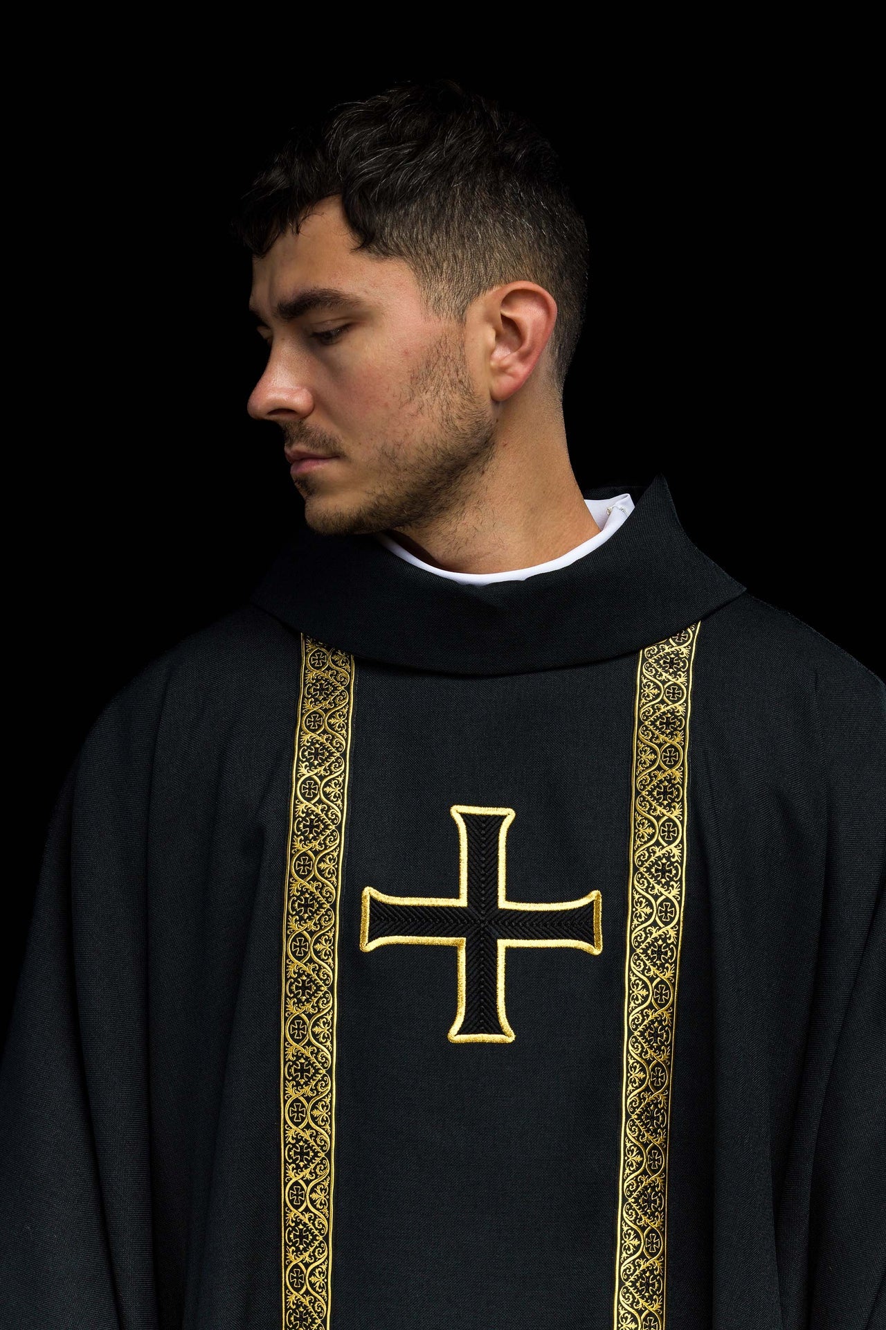 Chasuble liturgique noire avec croix brodée et bandes jacquard