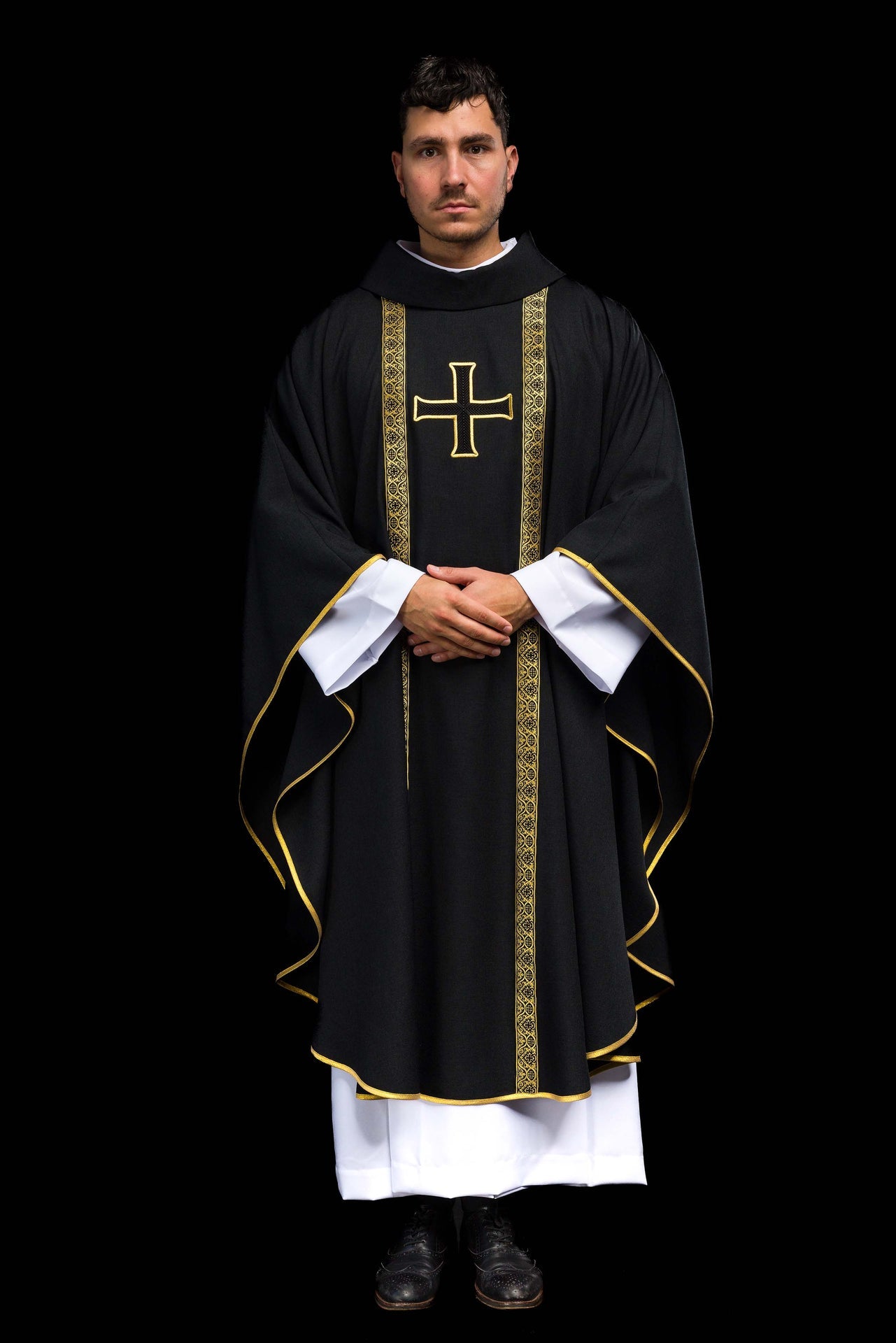 Chasuble liturgique noire avec croix brodée et bandes jacquard