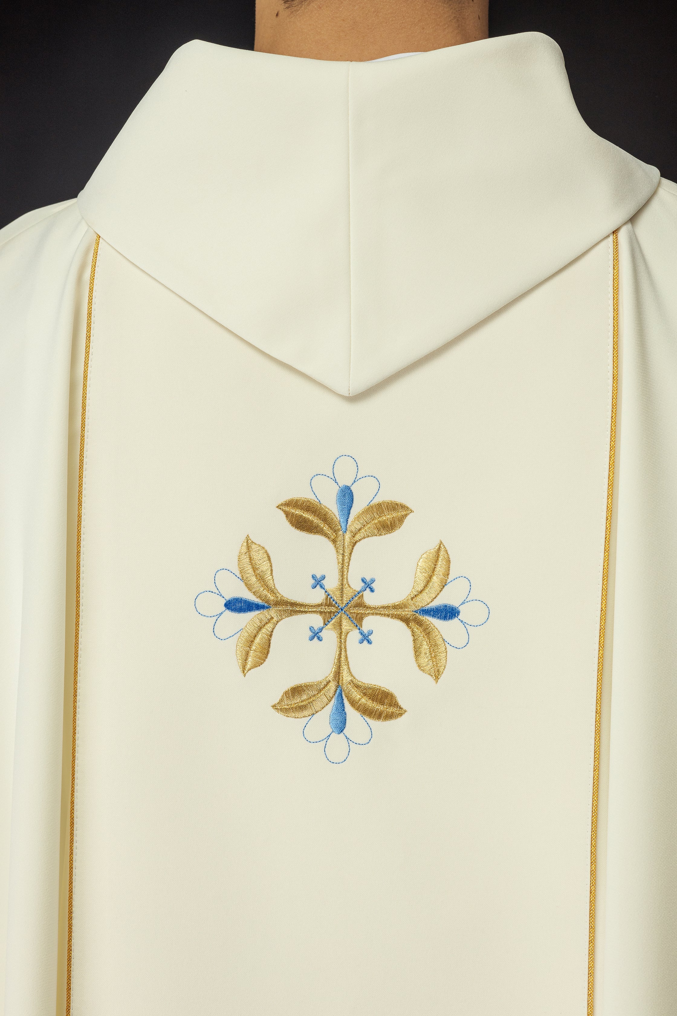 Chasuble brodée à l'effigie de Notre-Dame Immaculée