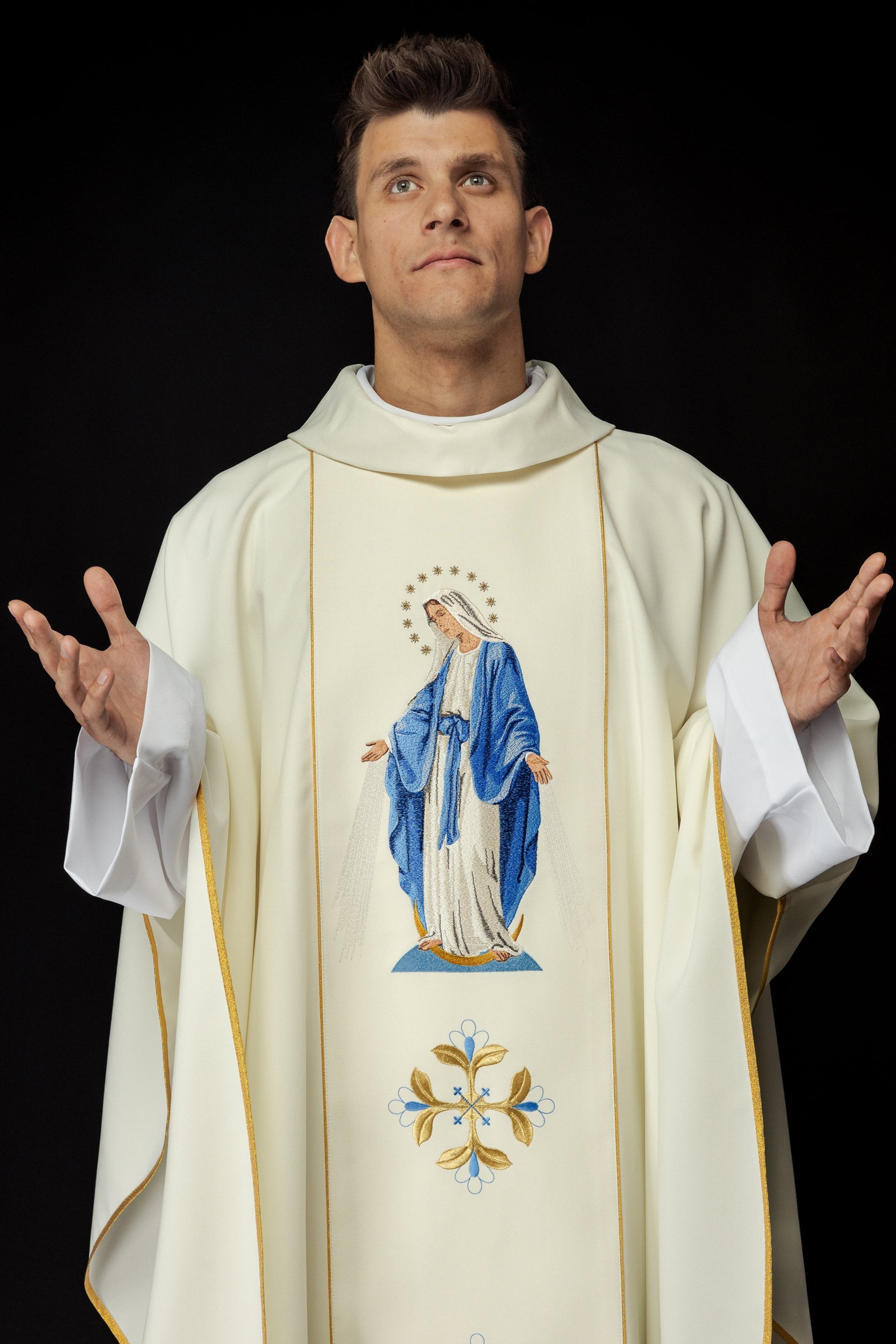 Chasuble brodée à l'effigie de Notre-Dame Immaculée