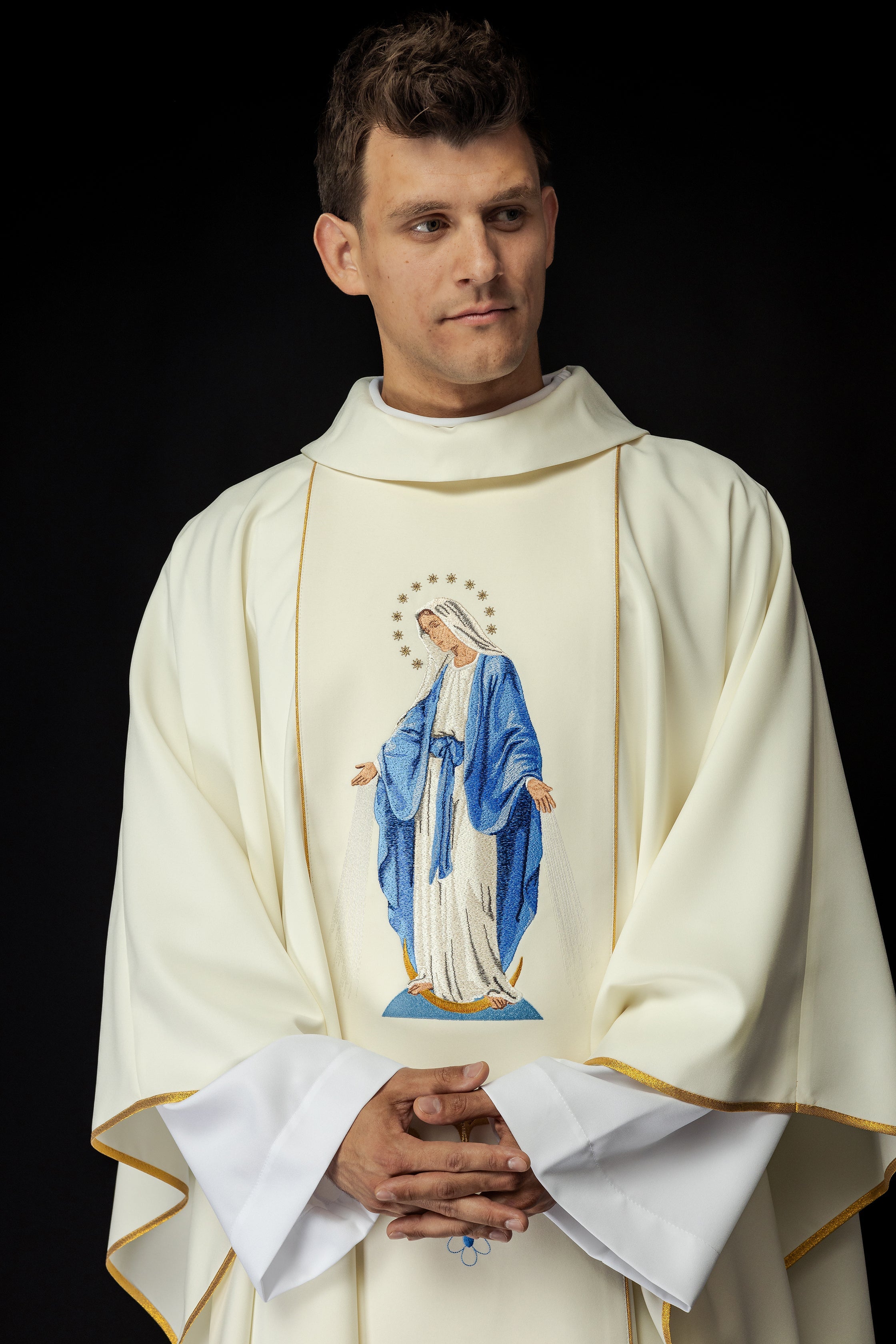 Chasuble brodée à l'effigie de Notre-Dame Immaculée