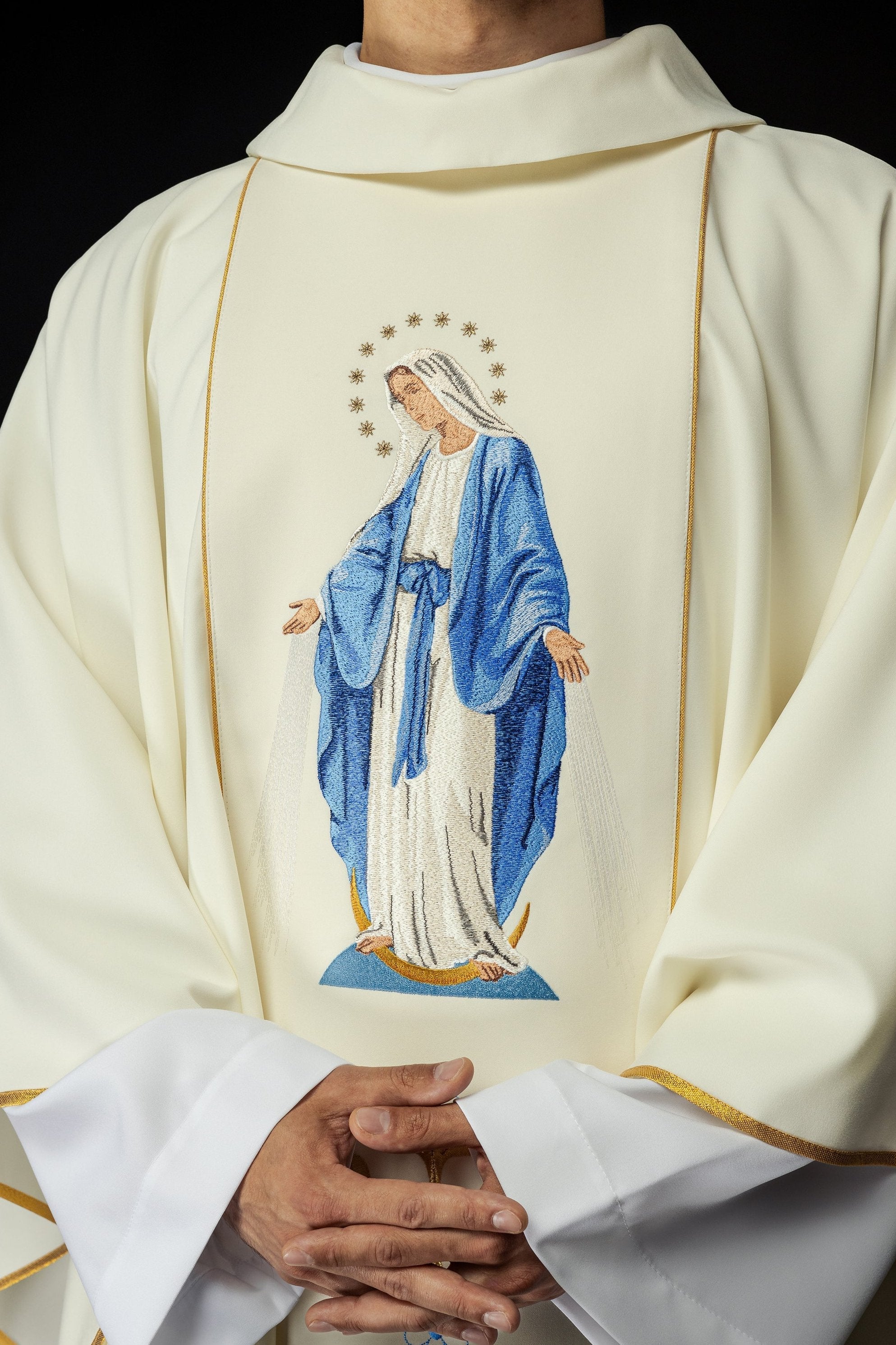 Chasuble brodée à l'effigie de Notre-Dame Immaculée