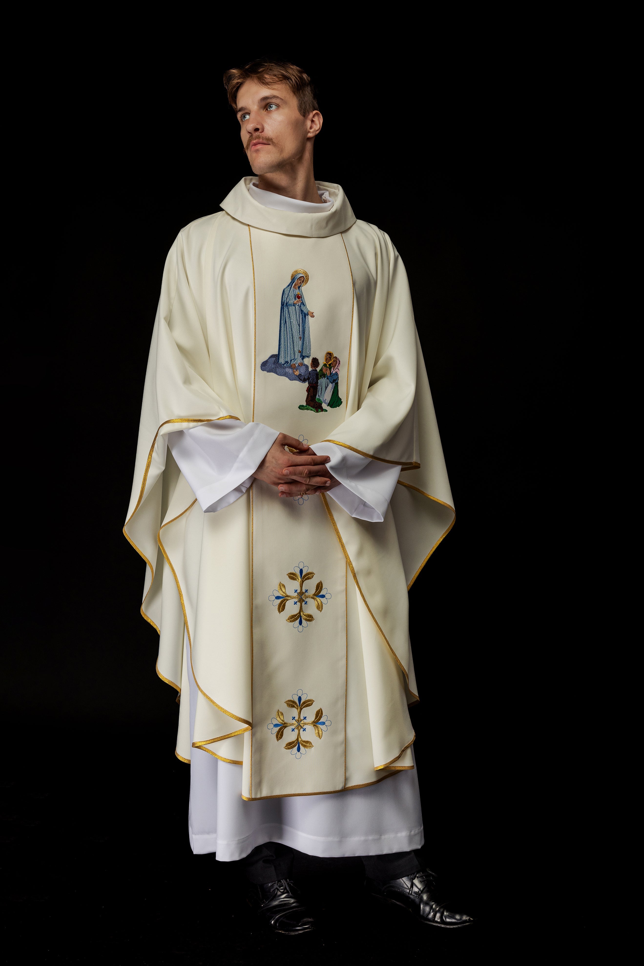 Chasuble brodée avec l'image de Notre-Dame de Fatima