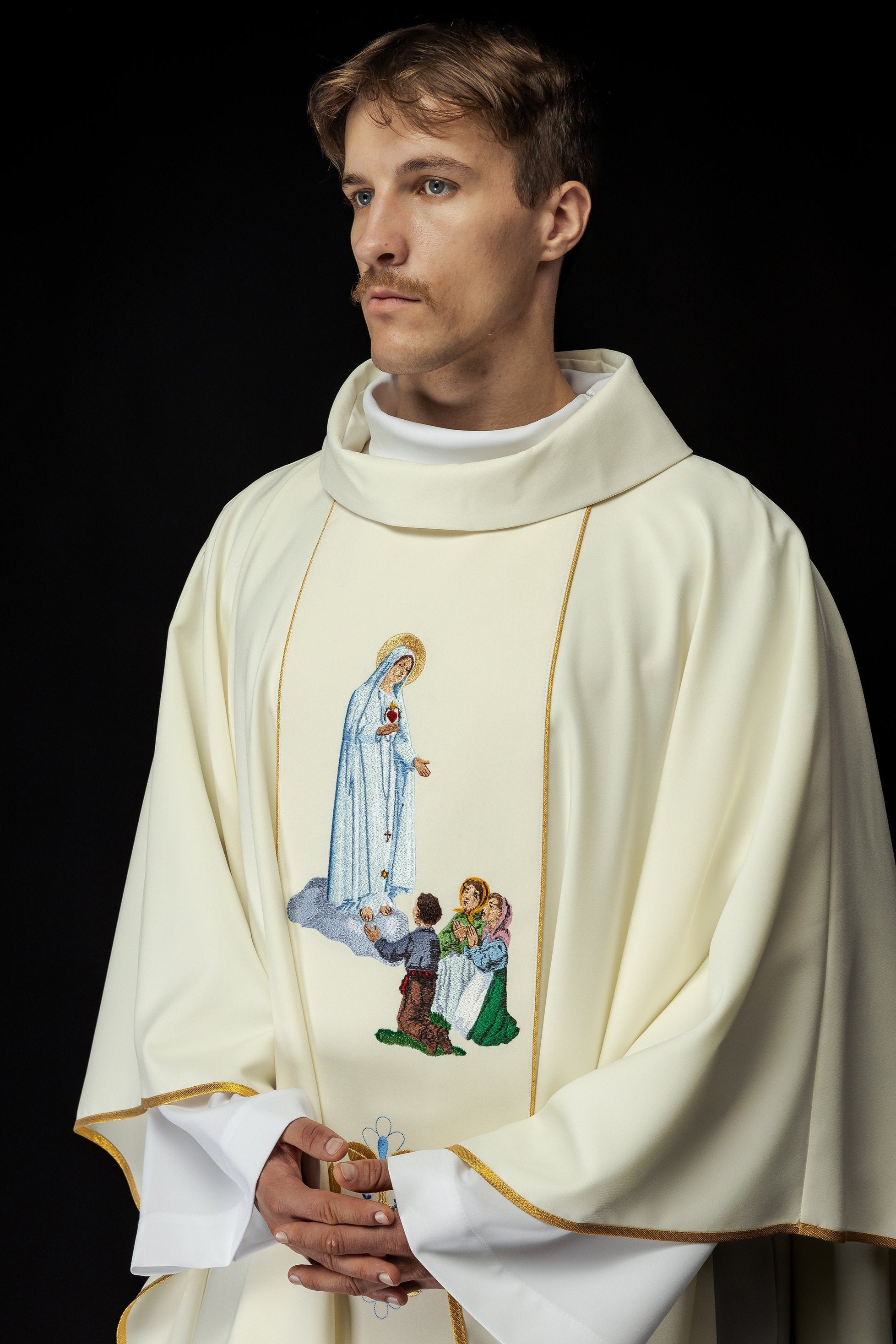 Chasuble brodée avec l'image de Notre-Dame de Fatima