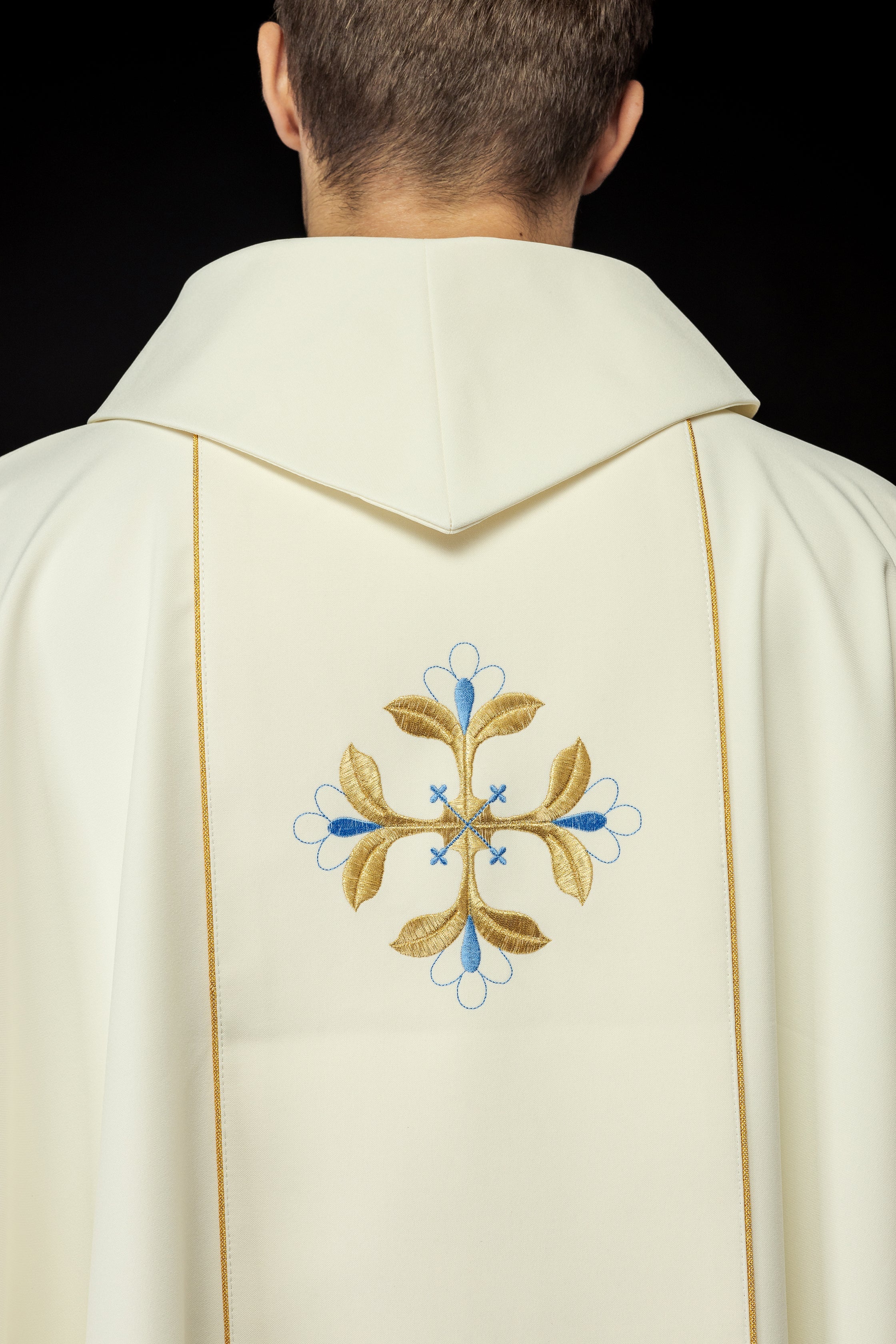 Chasuble brodée avec l'image de Notre-Dame de Fatima