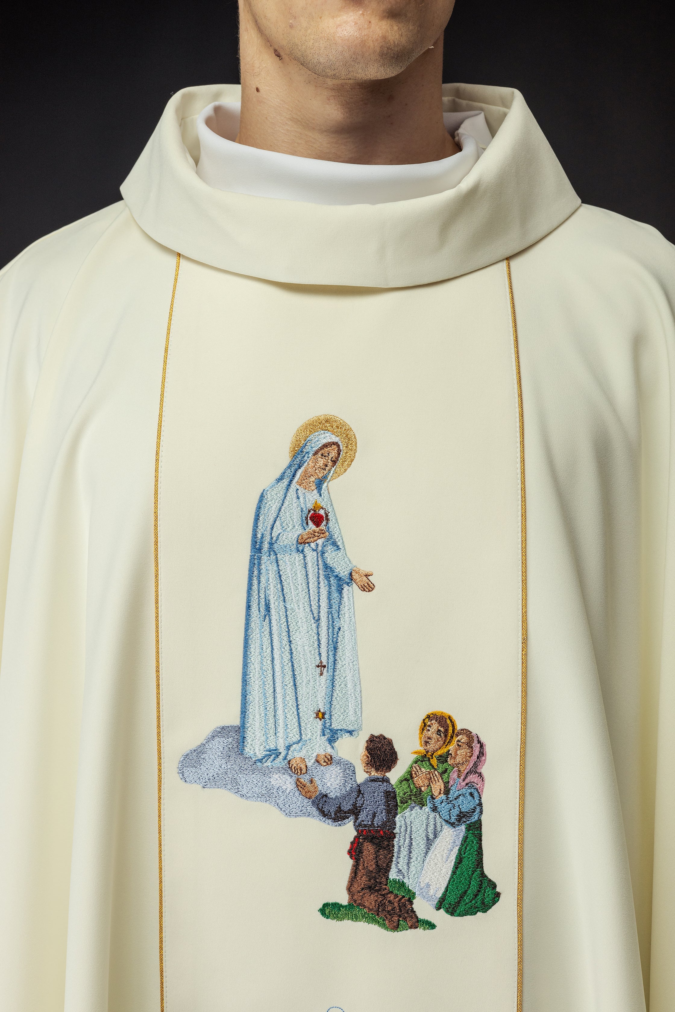 Chasuble brodée avec l'image de Notre-Dame de Fatima