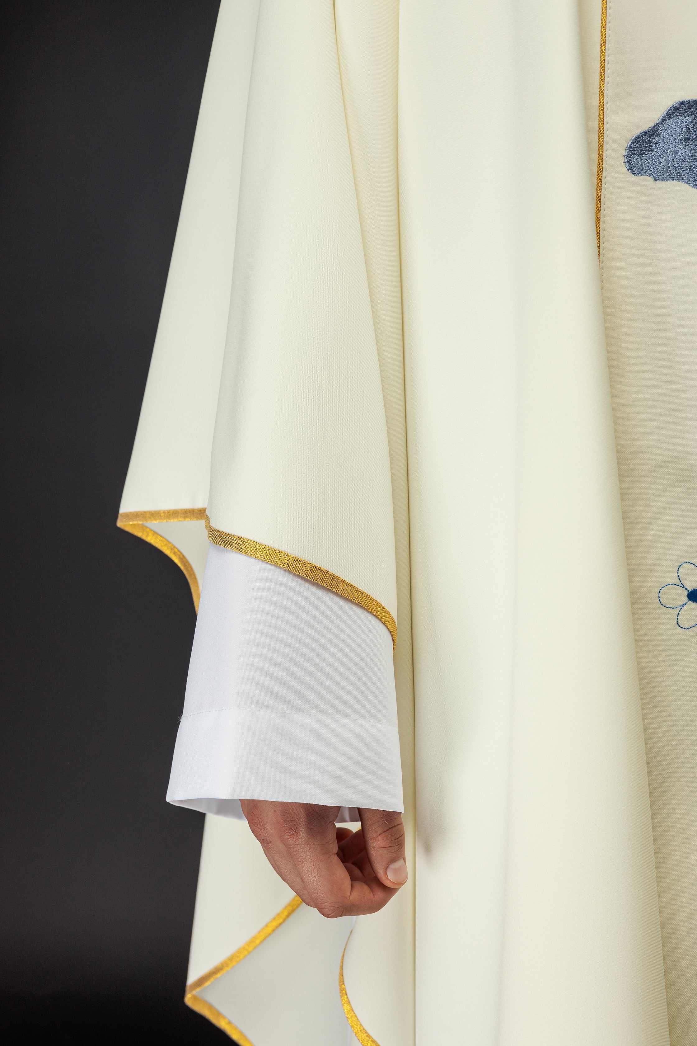 Chasuble brodée avec l'image de Notre-Dame de Fatima