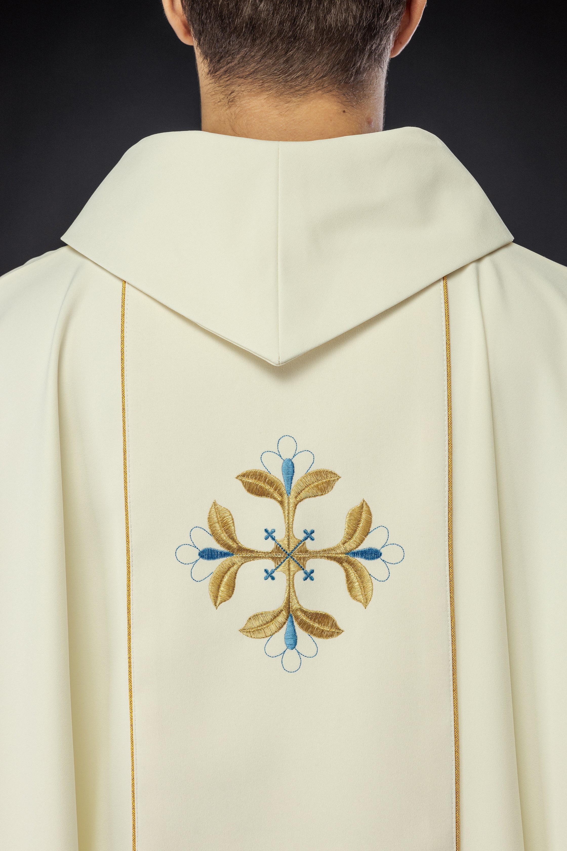 Chasuble brodée avec l'image du Cœur de Marie