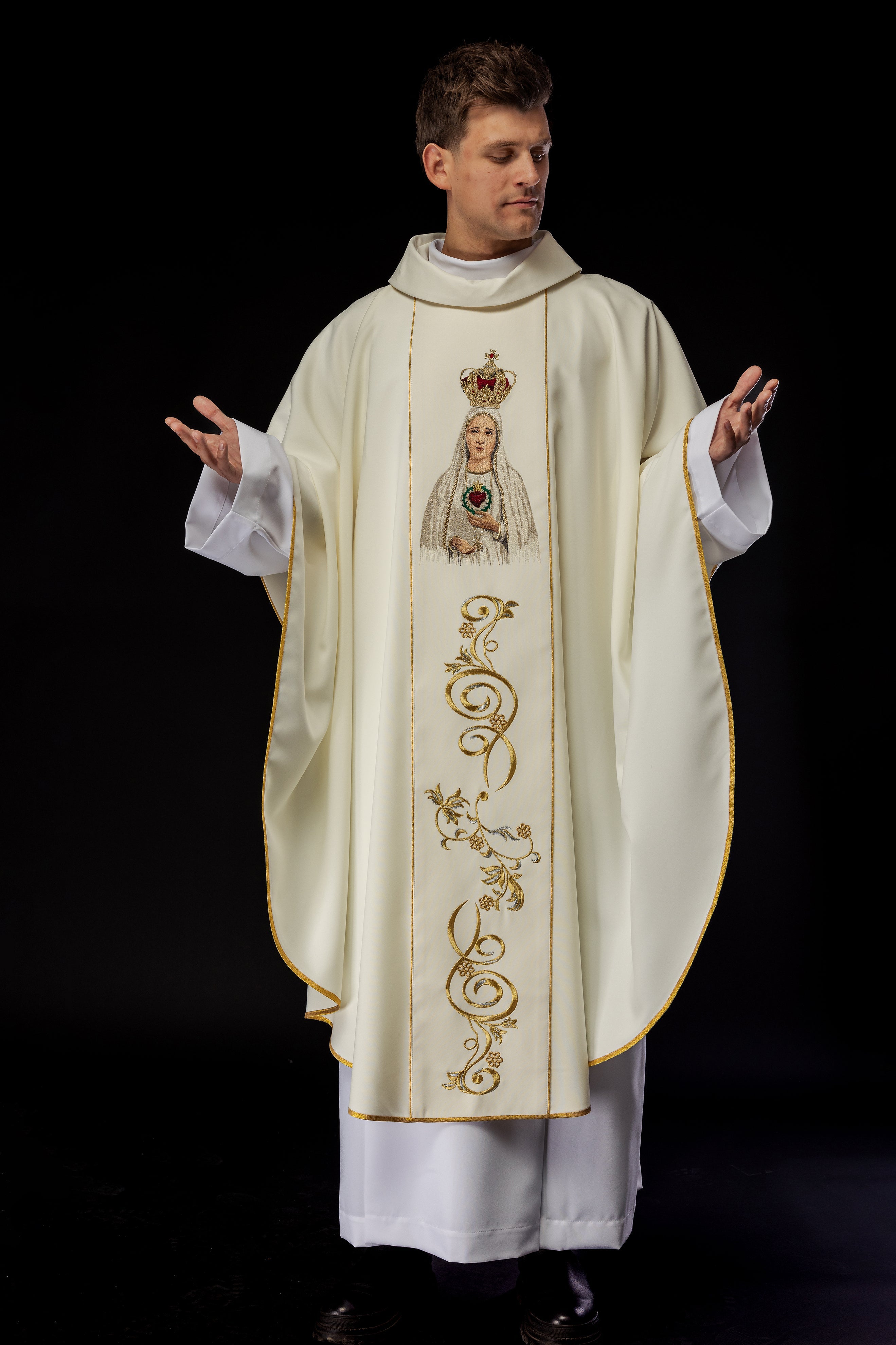 Chasuble brodée avec l'image de Notre-Dame de Fatima