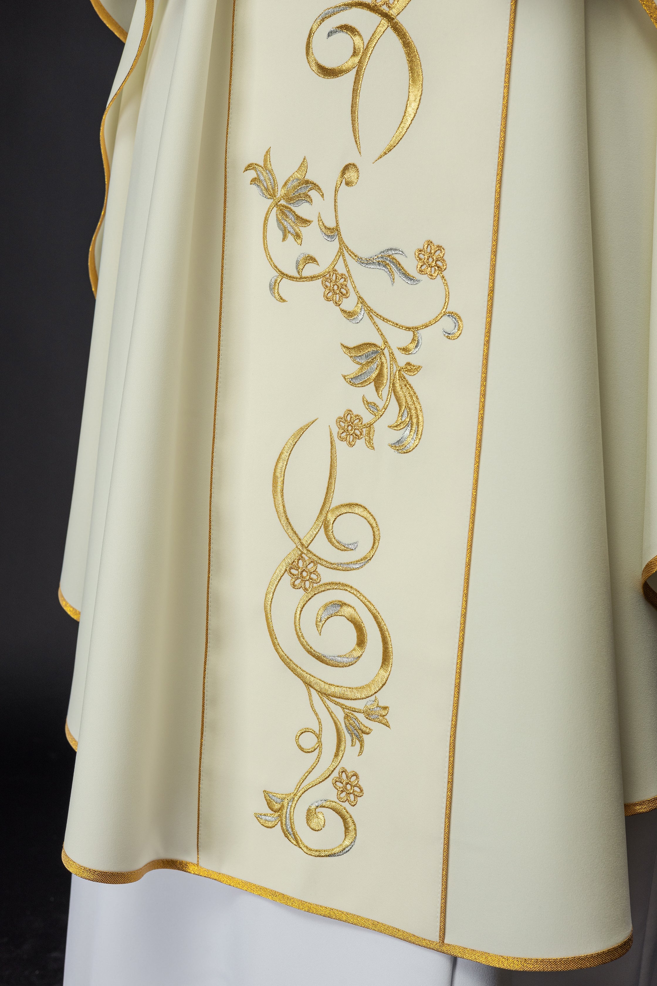 Chasuble brodée avec l'image de Notre-Dame de Fatima