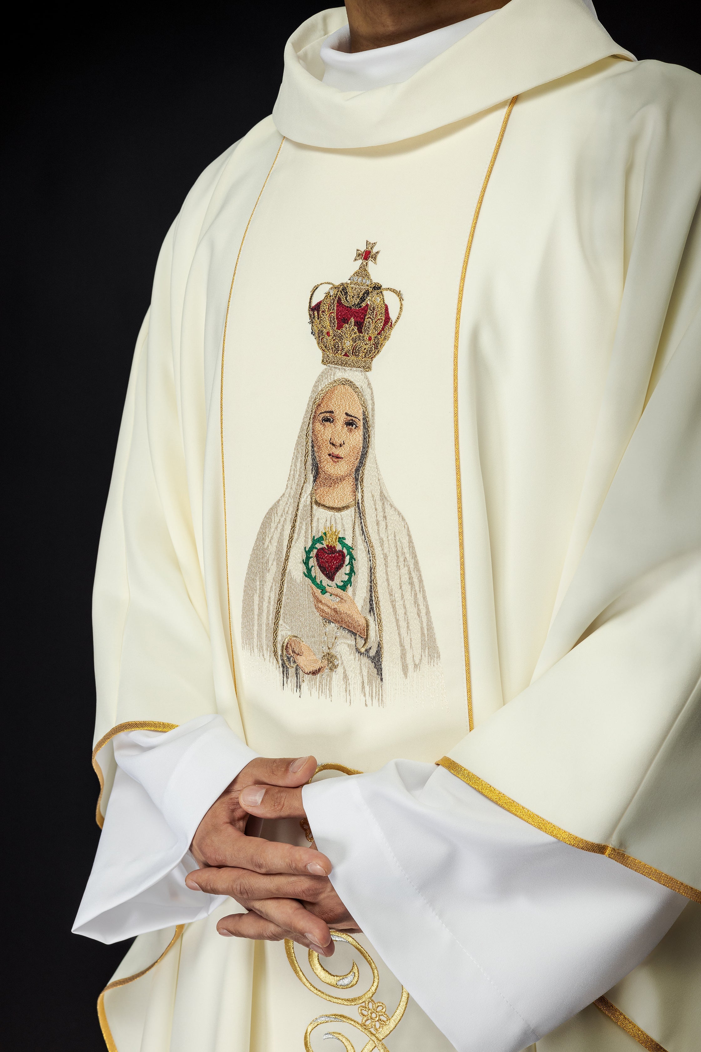 Chasuble brodée avec l'image de Notre-Dame de Fatima