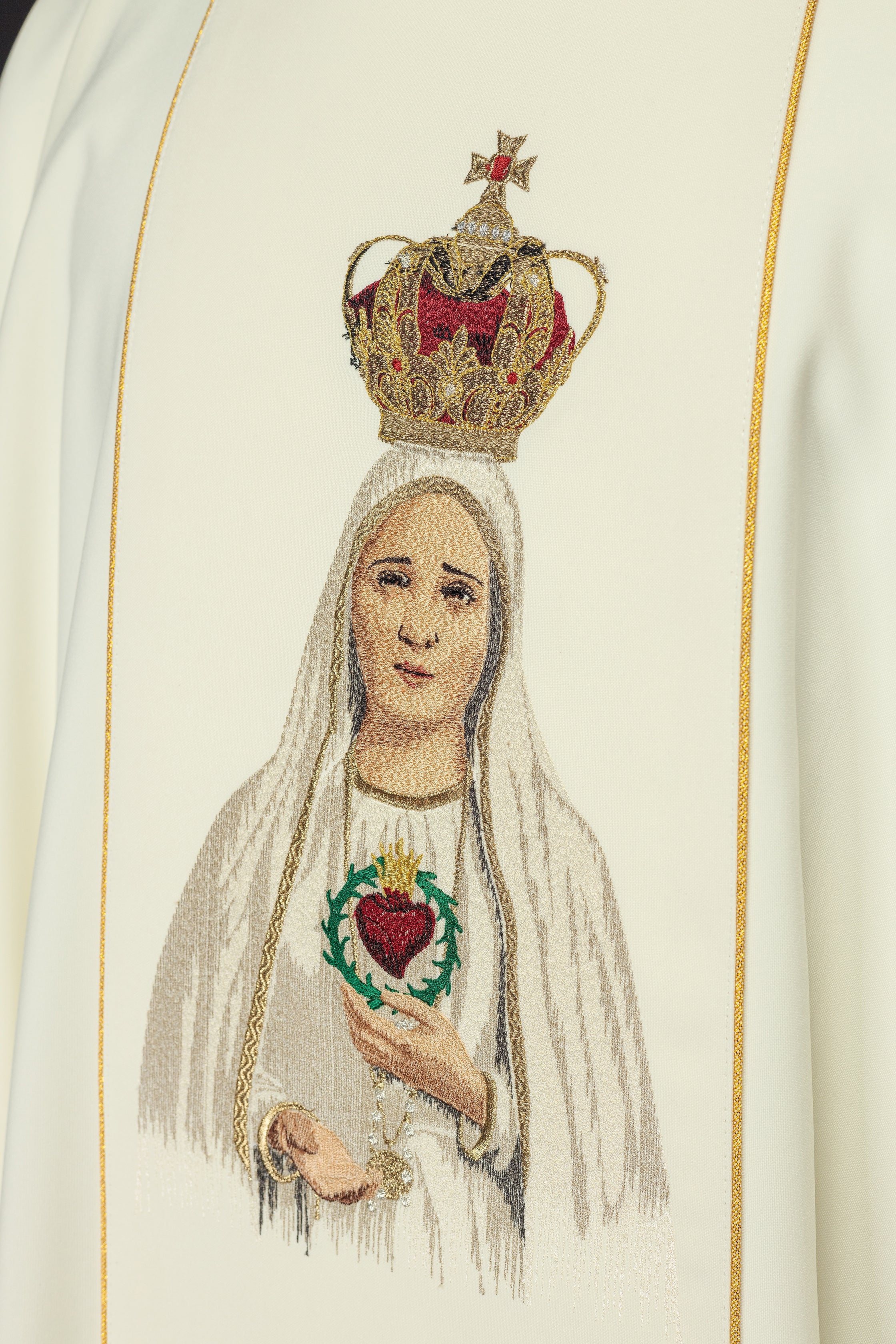 Chasuble brodée avec l'image de Notre-Dame de Fatima