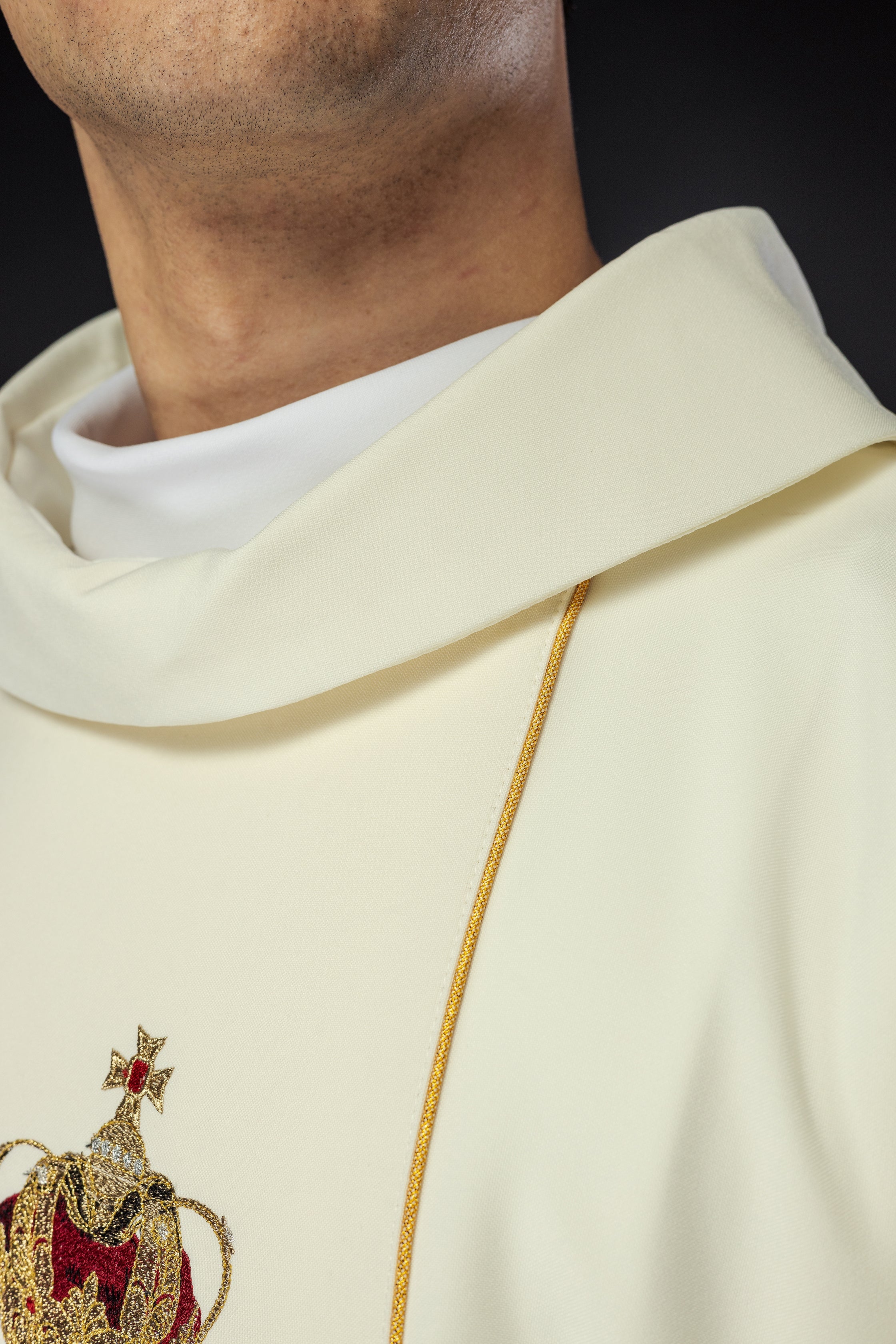 Chasuble brodée avec l'image de Notre-Dame de Fatima