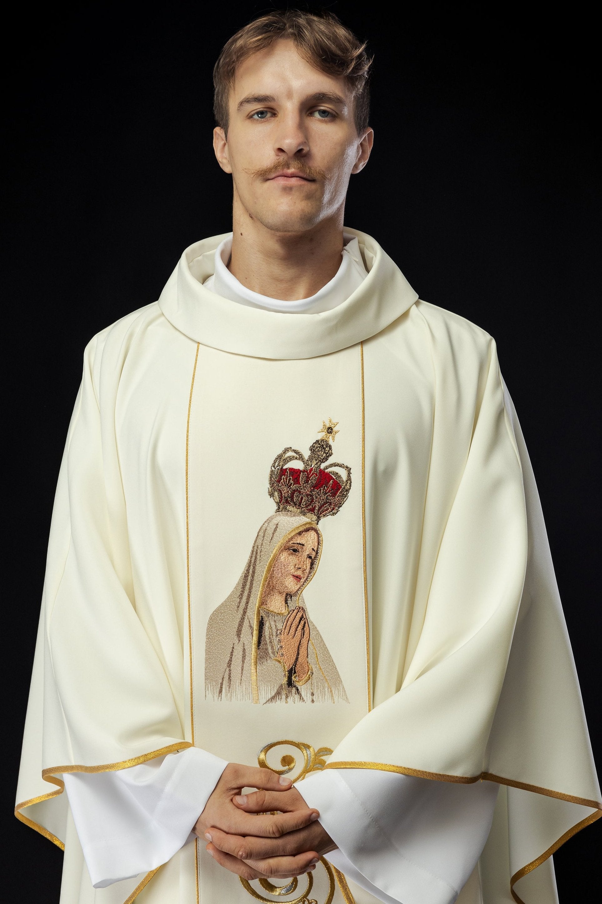 Chasuble brodée avec l'image de Notre-Dame de Fatima