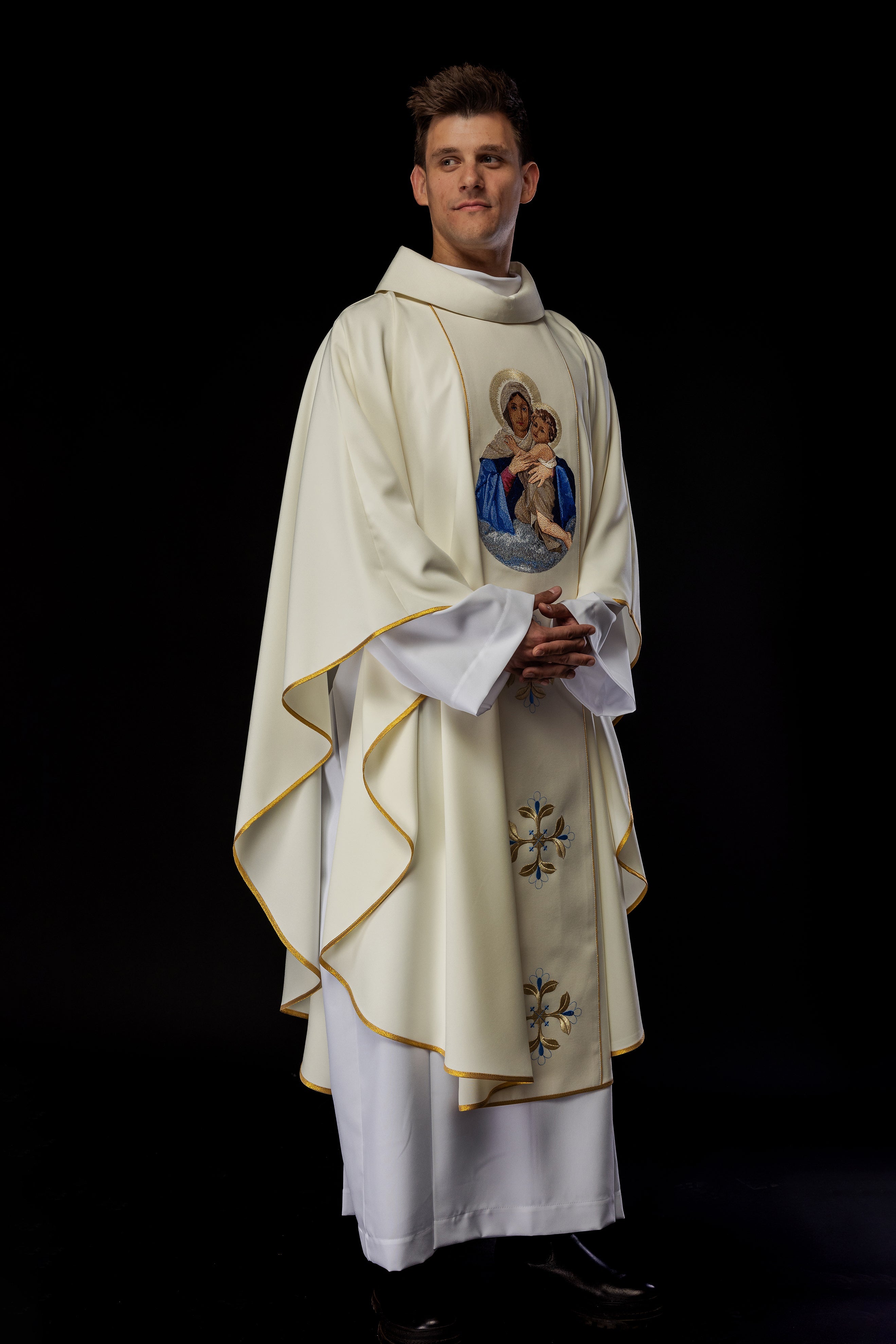 Chasuble brodée avec l'image de la Vierge Marie et de l'Enfant